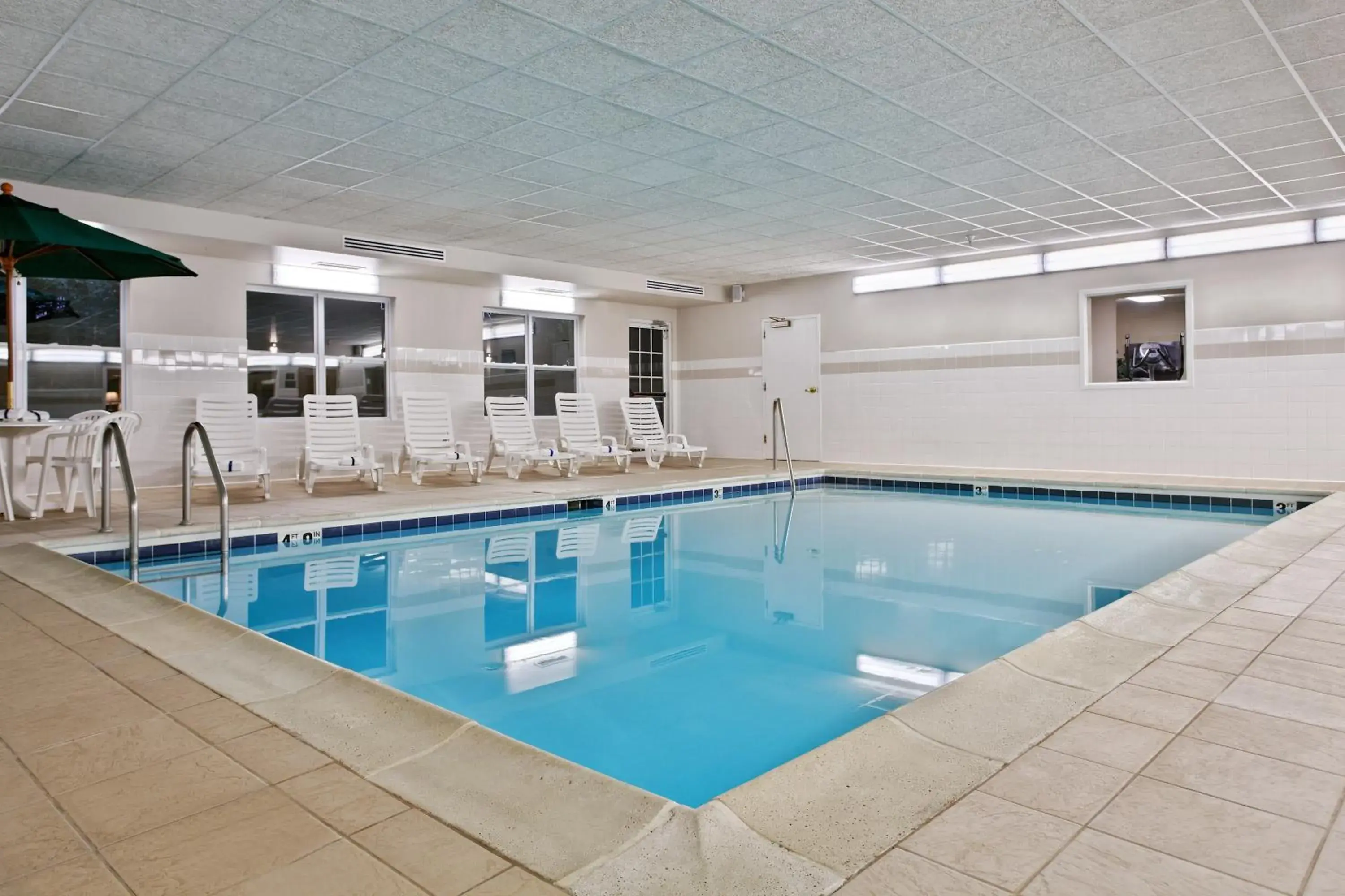 Swimming pool in Country Inn & Suites by Radisson, Peoria North, IL Swimming pool in Country Inn & Suites by Radisson, Peoria North, IL