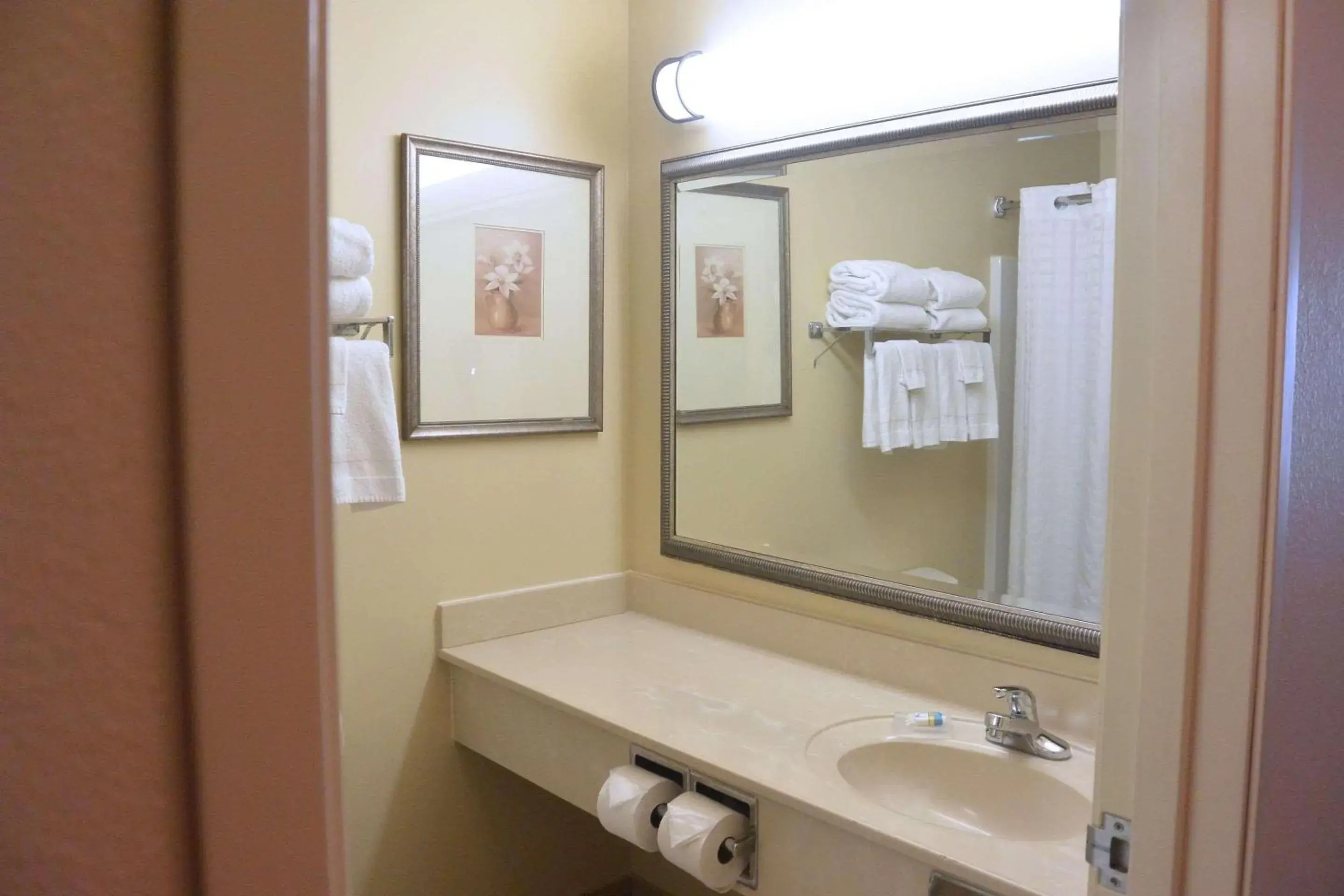 Bedroom in Country Inn & Suites by Radisson, Peoria North, IL Bedroom in Country Inn & Suites by Radisson, Peoria North, IL
