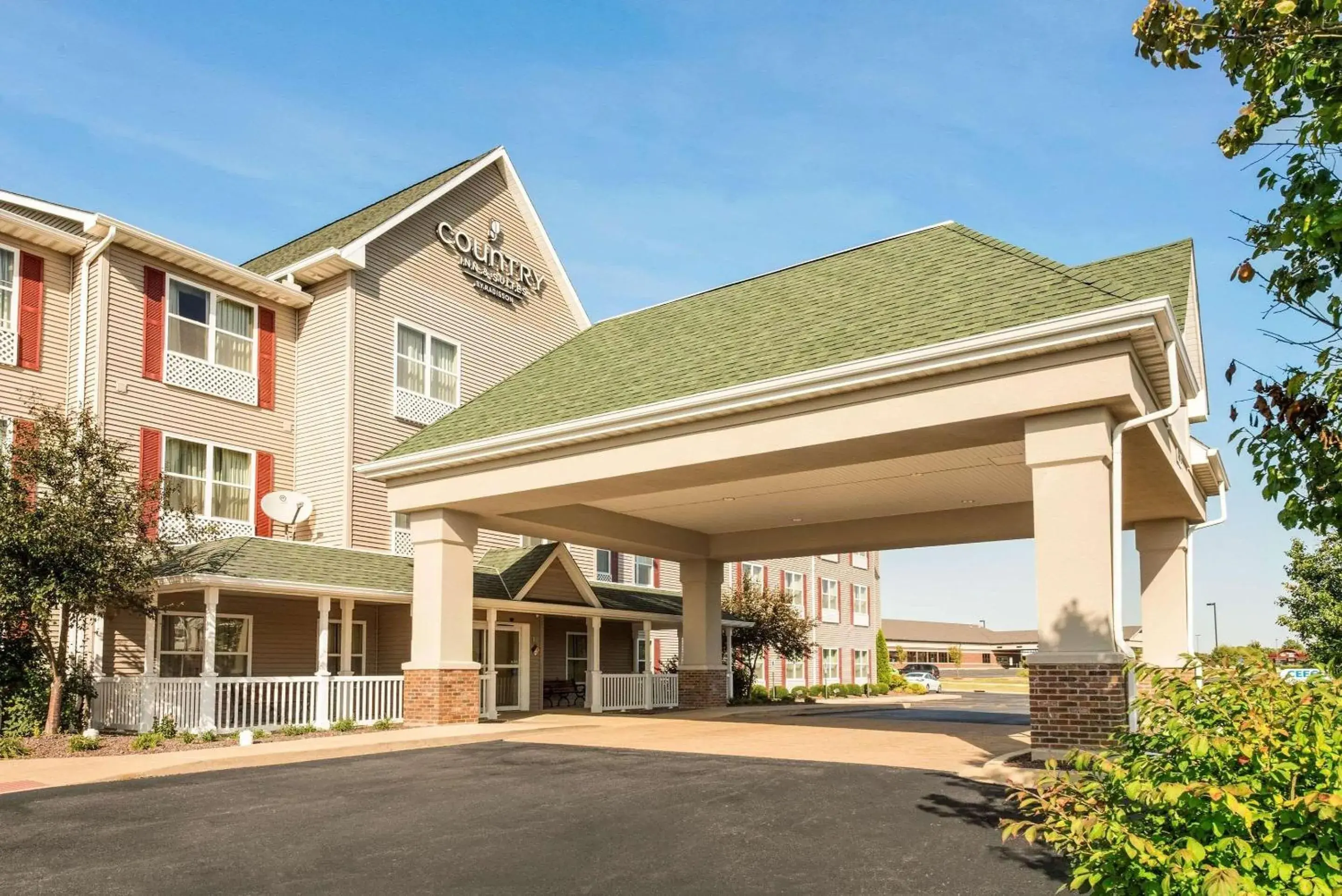 Property building in Country Inn & Suites by Radisson, Peoria North, IL Property building in Country Inn & Suites by Radisson, Peoria North, IL
