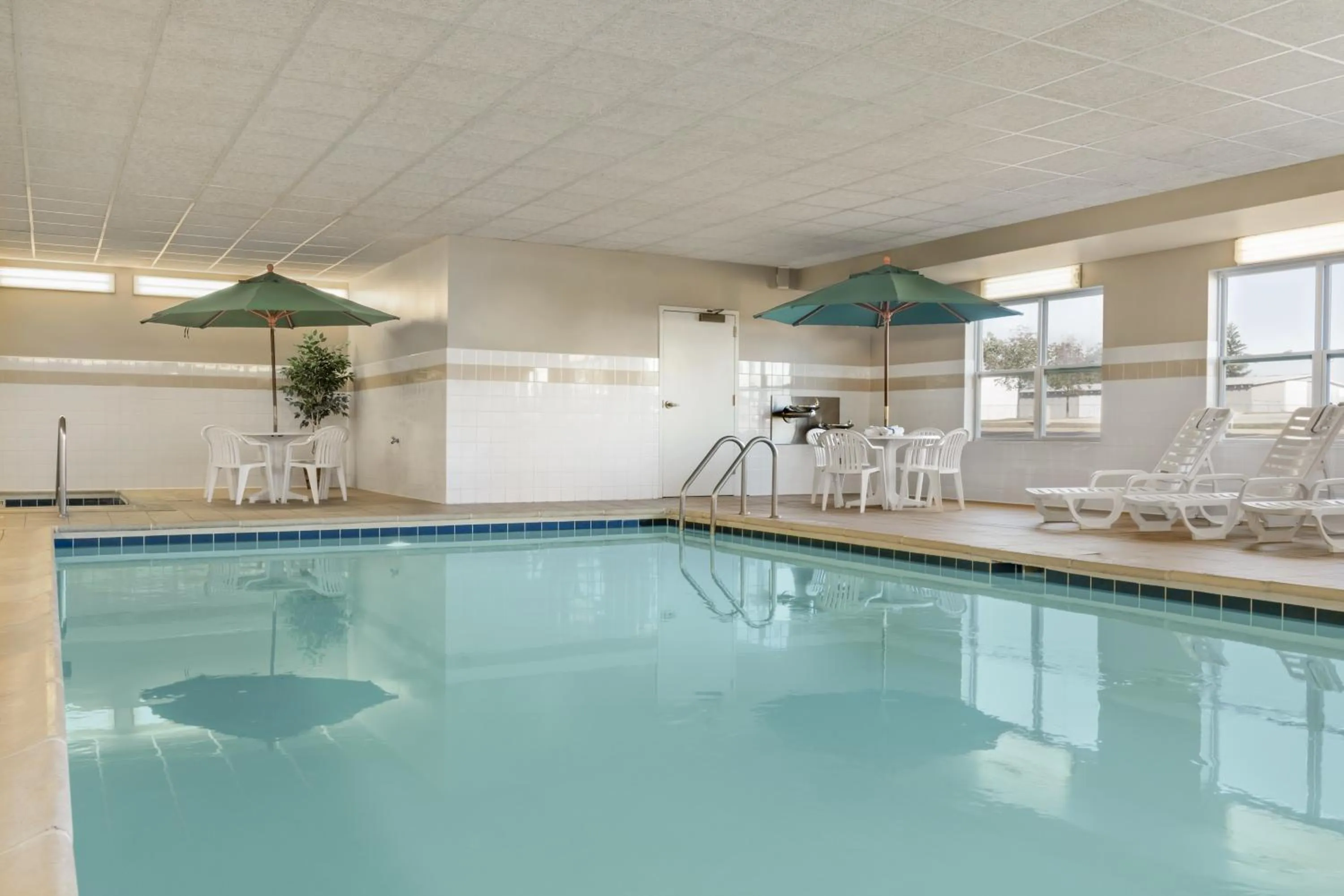 Swimming pool in Country Inn & Suites by Radisson, Peoria North, IL