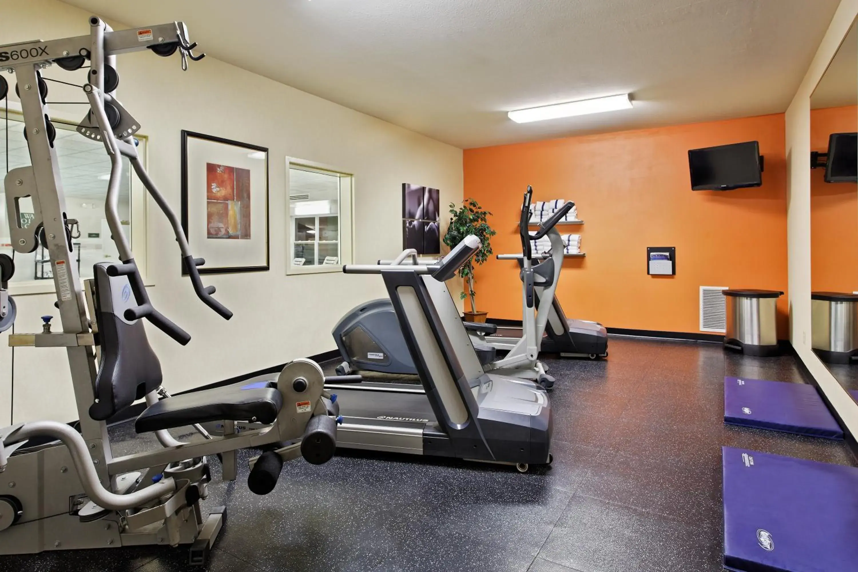 Fitness centre/facilities in Country Inn & Suites by Radisson, Peoria North, IL Fitness centre/facilities in Country Inn & Suites by Radisson, Peoria North, IL