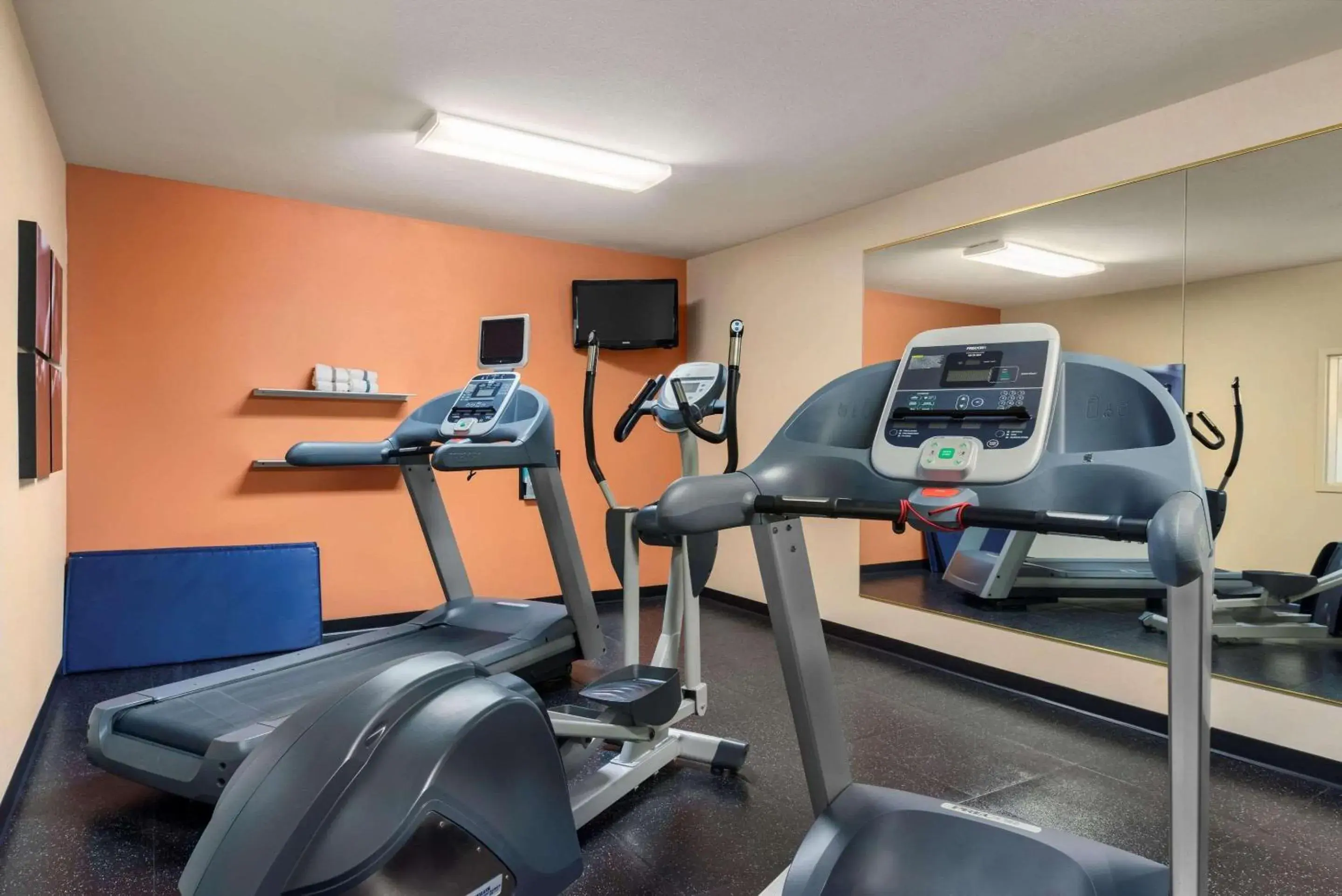 Fitness centre/facilities in Country Inn & Suites by Radisson, Peoria North, IL Fitness centre/facilities in Country Inn & Suites by Radisson, Peoria North, IL