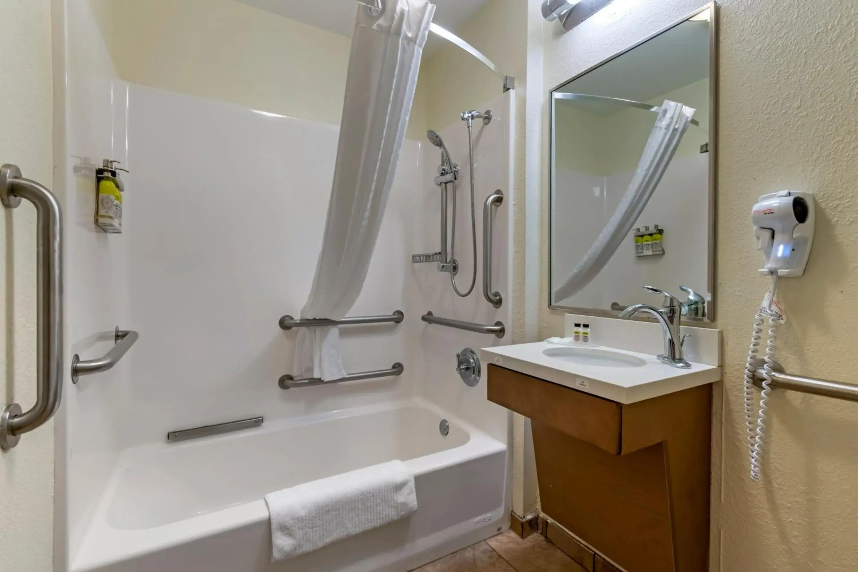 Queen Suite with Bath Tub - Hearing Accessible/Non-Smoking in Candlewood Suites Reading by IHG Queen Suite with Bath Tub - Hearing Accessible/Non-Smoking in Candlewood Suites Reading by IHG
