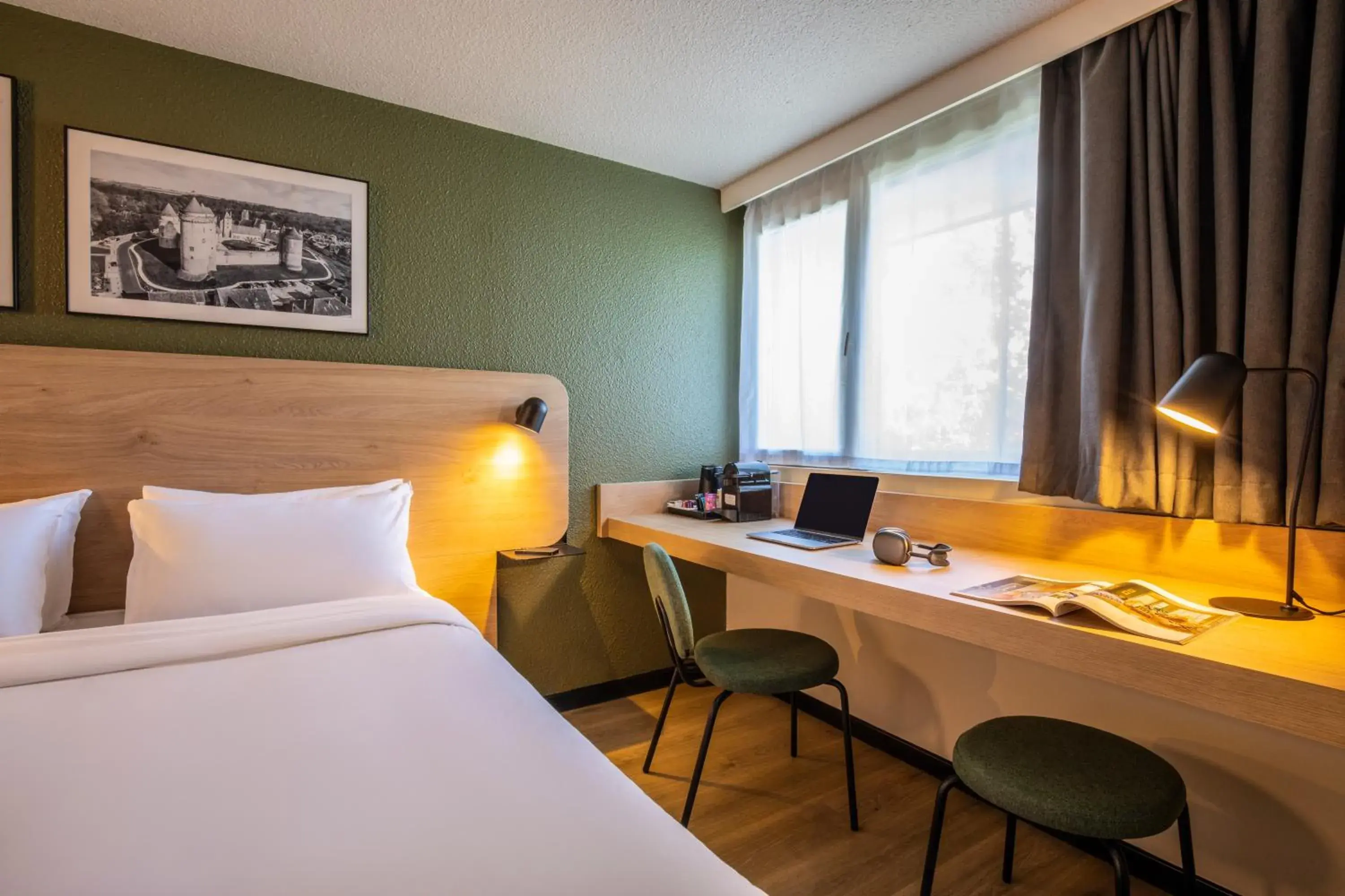 Bedroom, Bed in Campanile Evry Est - Saint Germain les Corbeil Bedroom, Bed in Campanile Evry Est - Saint Germain les Corbeil