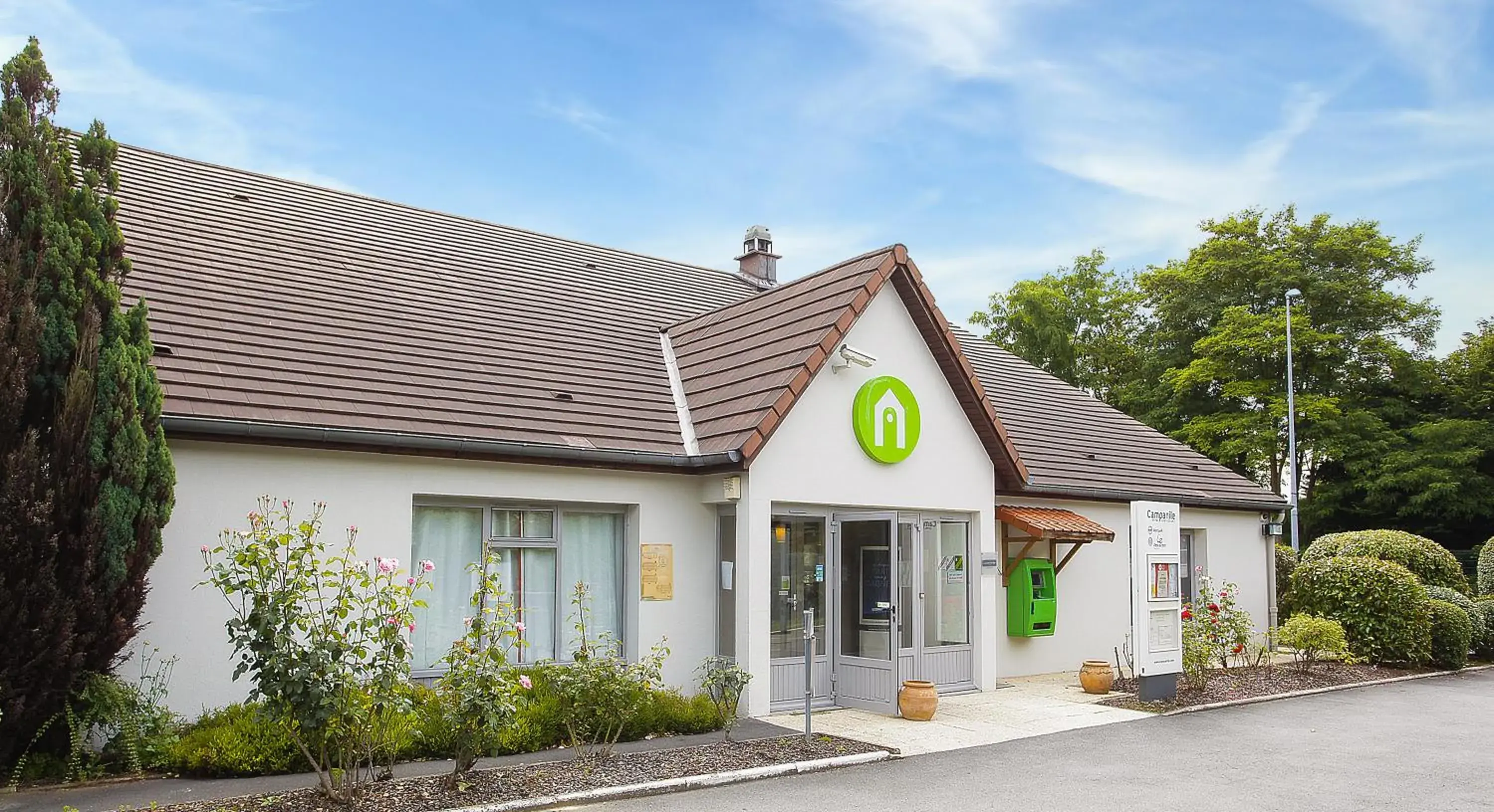 Facade/entrance in Campanile Evry Est - Saint Germain les Corbeil Facade/entrance in Campanile Evry Est - Saint Germain les Corbeil