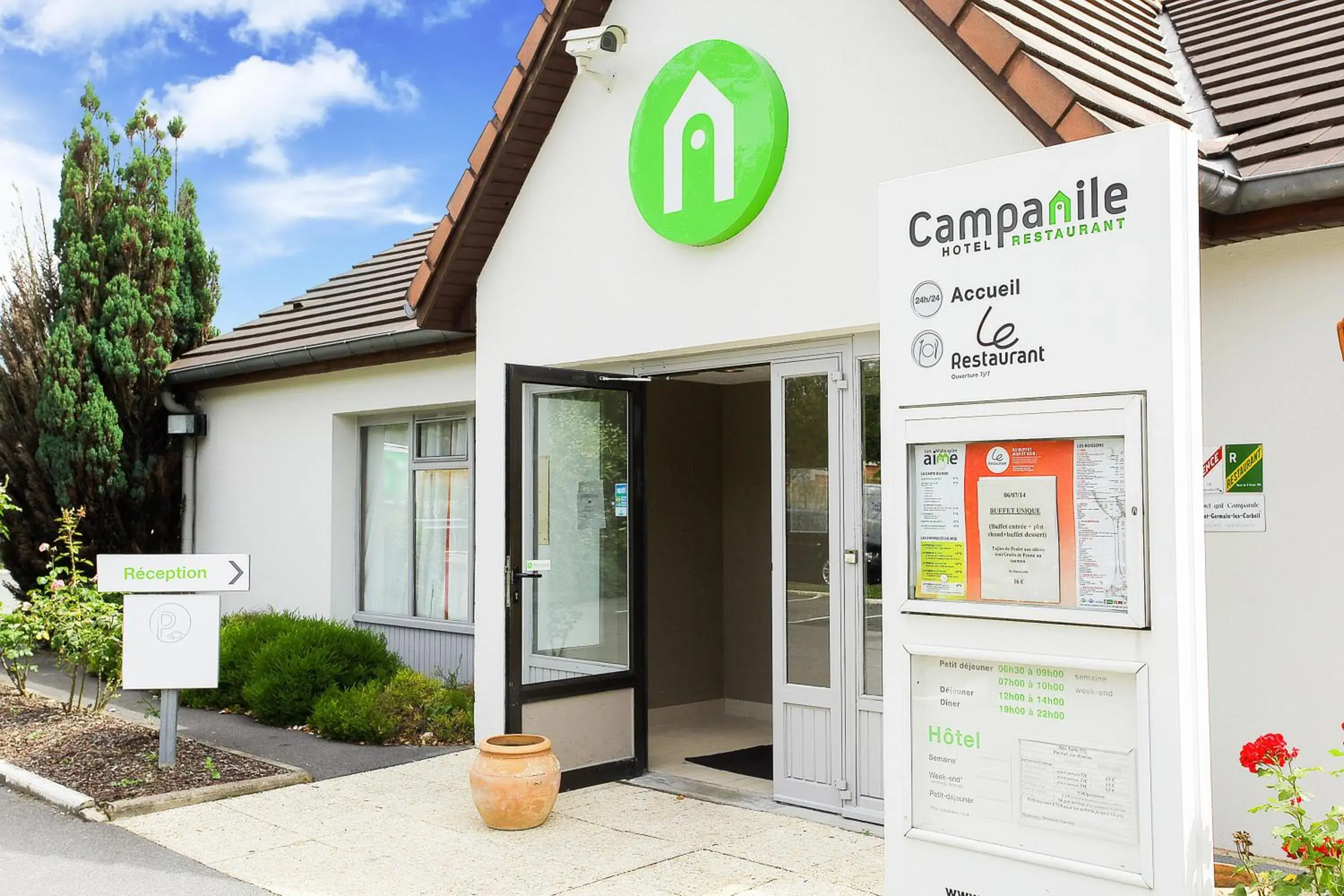 Facade/entrance in Campanile Evry Est - Saint Germain les Corbeil Facade/entrance in Campanile Evry Est - Saint Germain les Corbeil