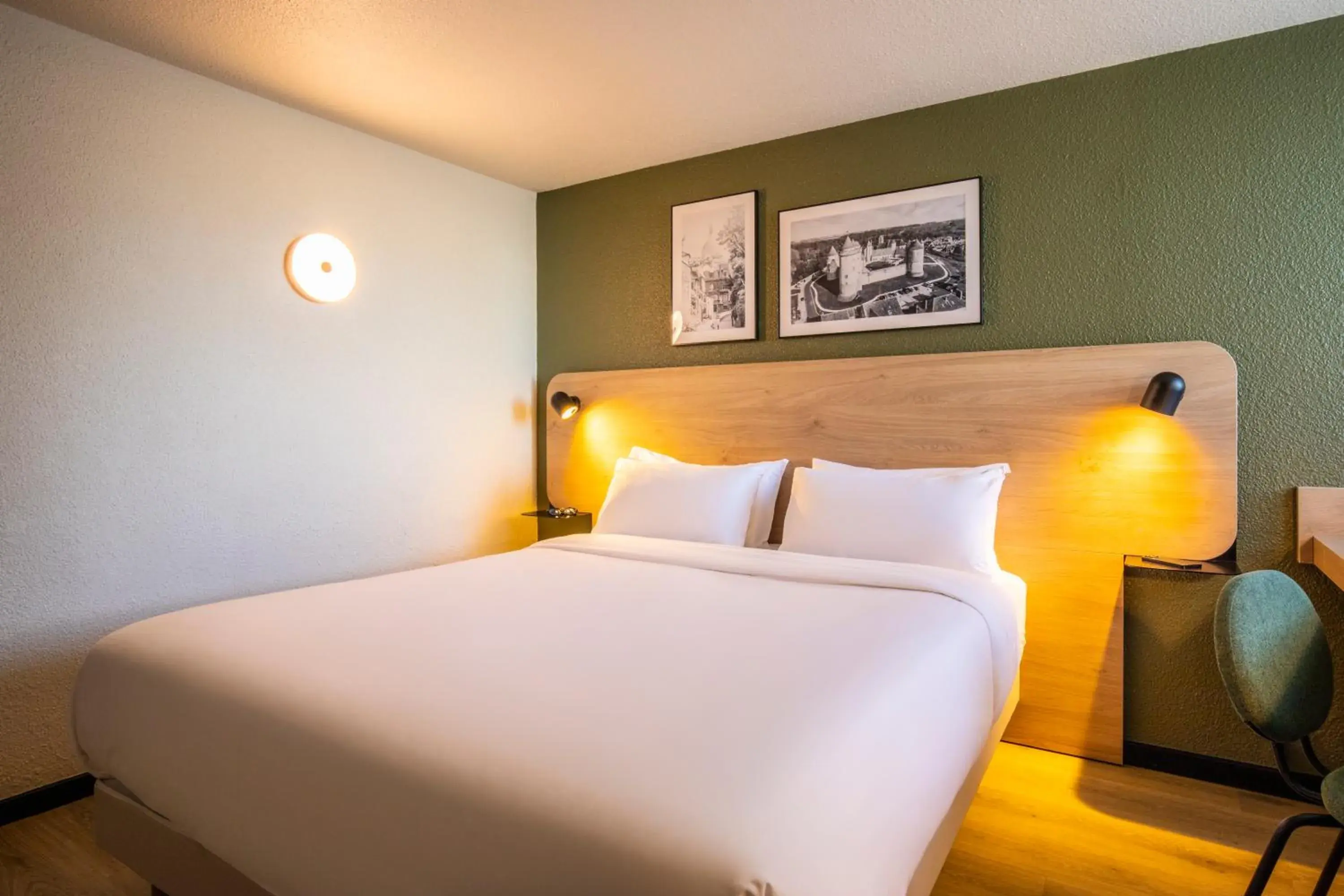 Bedroom, Bed in Campanile Evry Est - Saint Germain les Corbeil Bedroom, Bed in Campanile Evry Est - Saint Germain les Corbeil