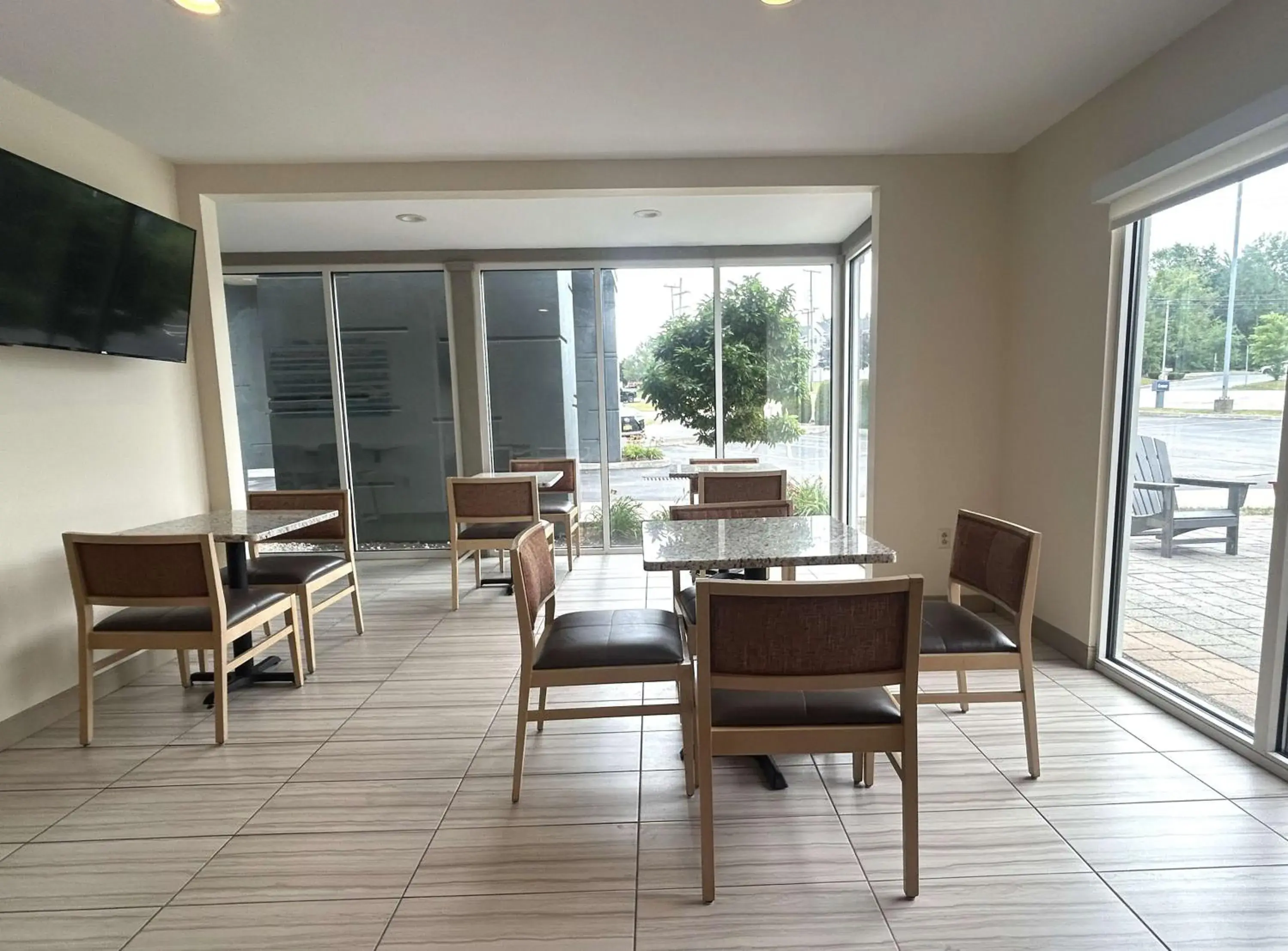 Breakfast in Best Western Erie Inn & Suites Breakfast in Best Western Erie Inn & Suites