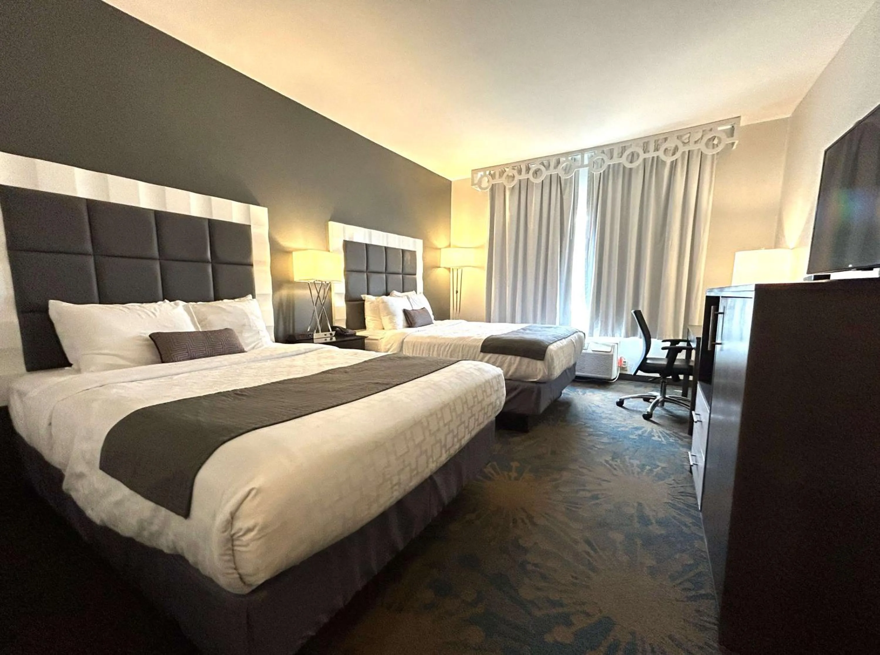 Bedroom, Bed in Best Western Erie Inn & Suites