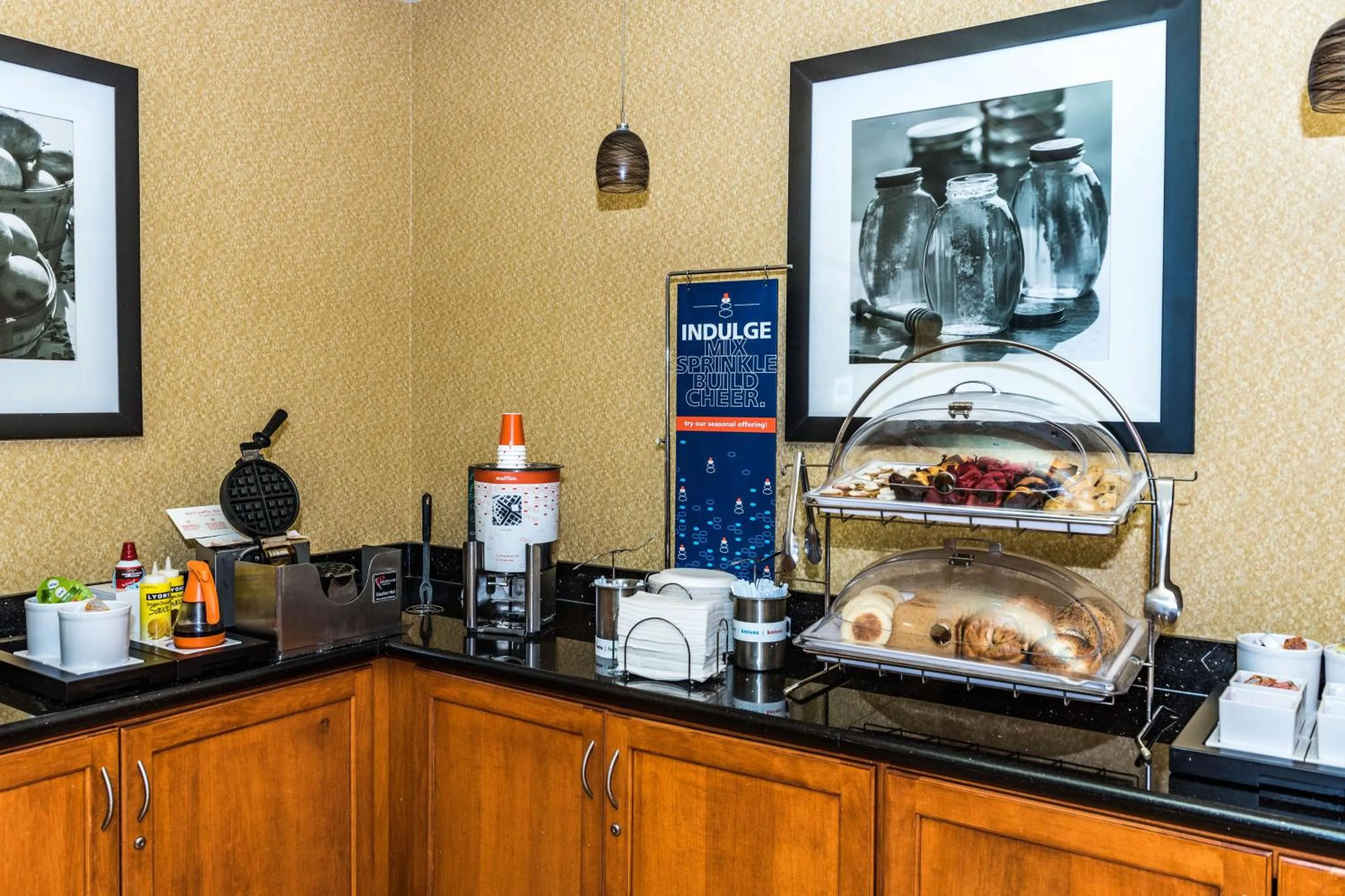 Dining area in Hampton Inn Easton