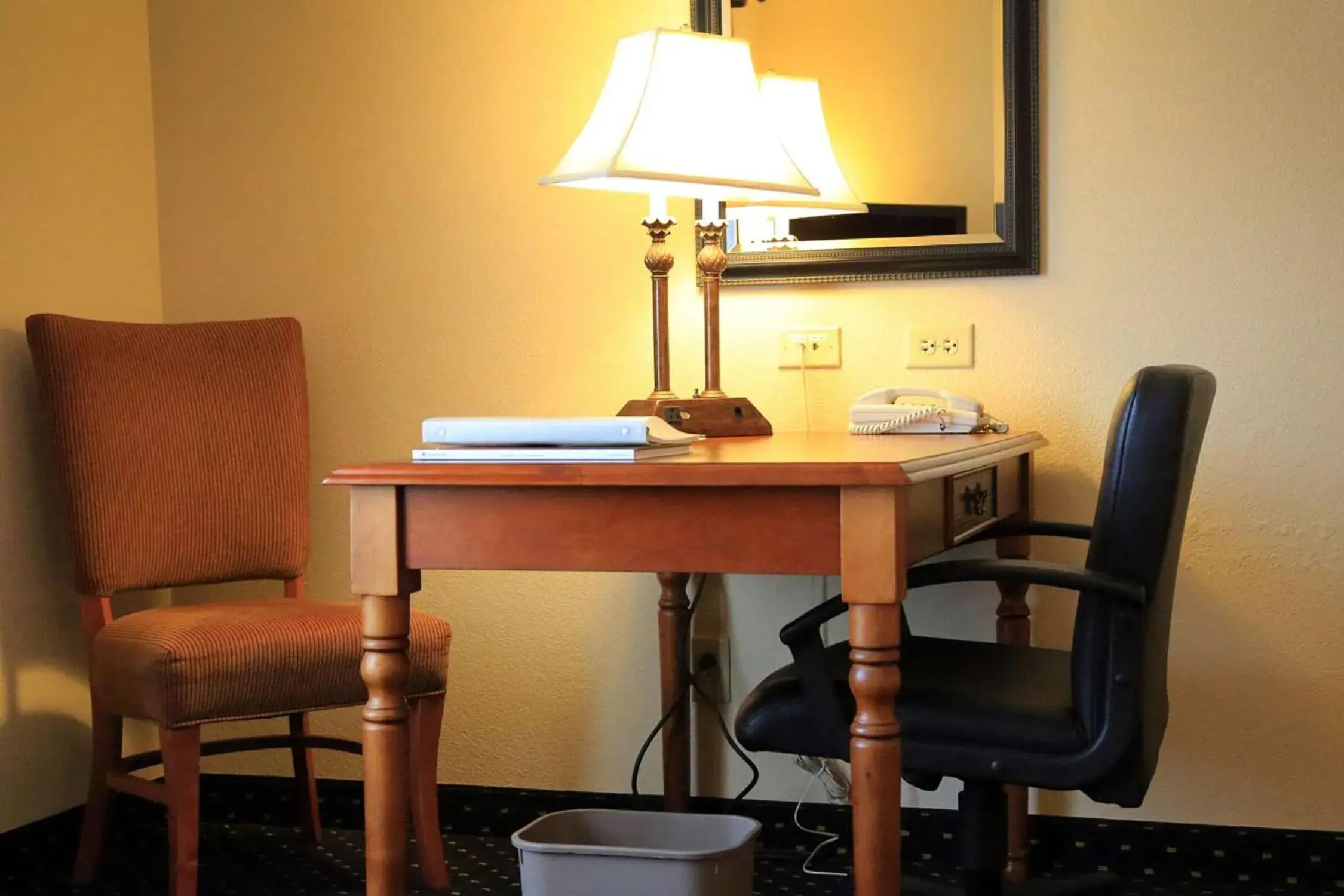 Deluxe King Room - Non-Smoking in Hampton Inn Easton Deluxe King Room - Non-Smoking in Hampton Inn Easton