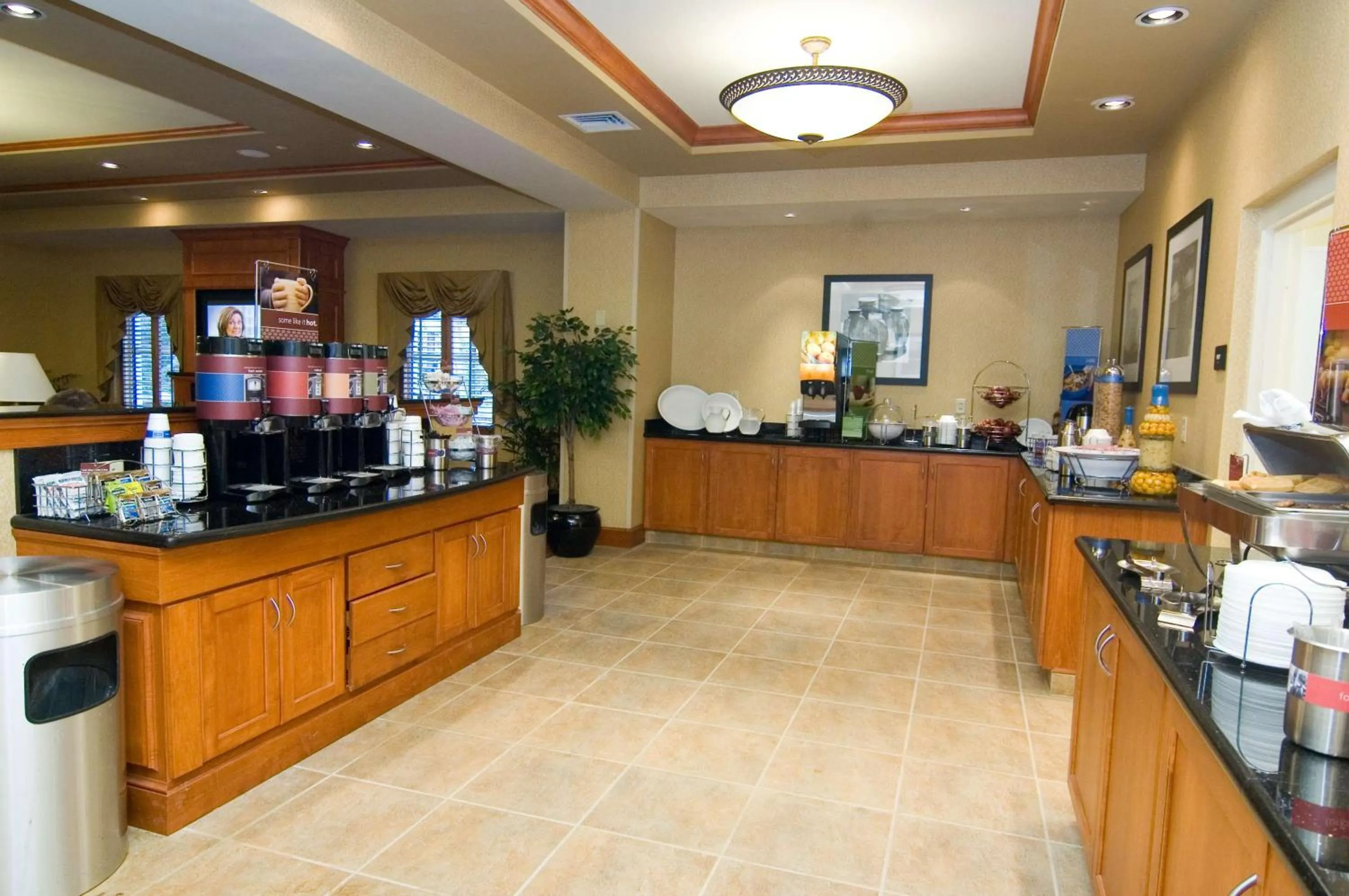 Dining area in Hampton Inn Easton