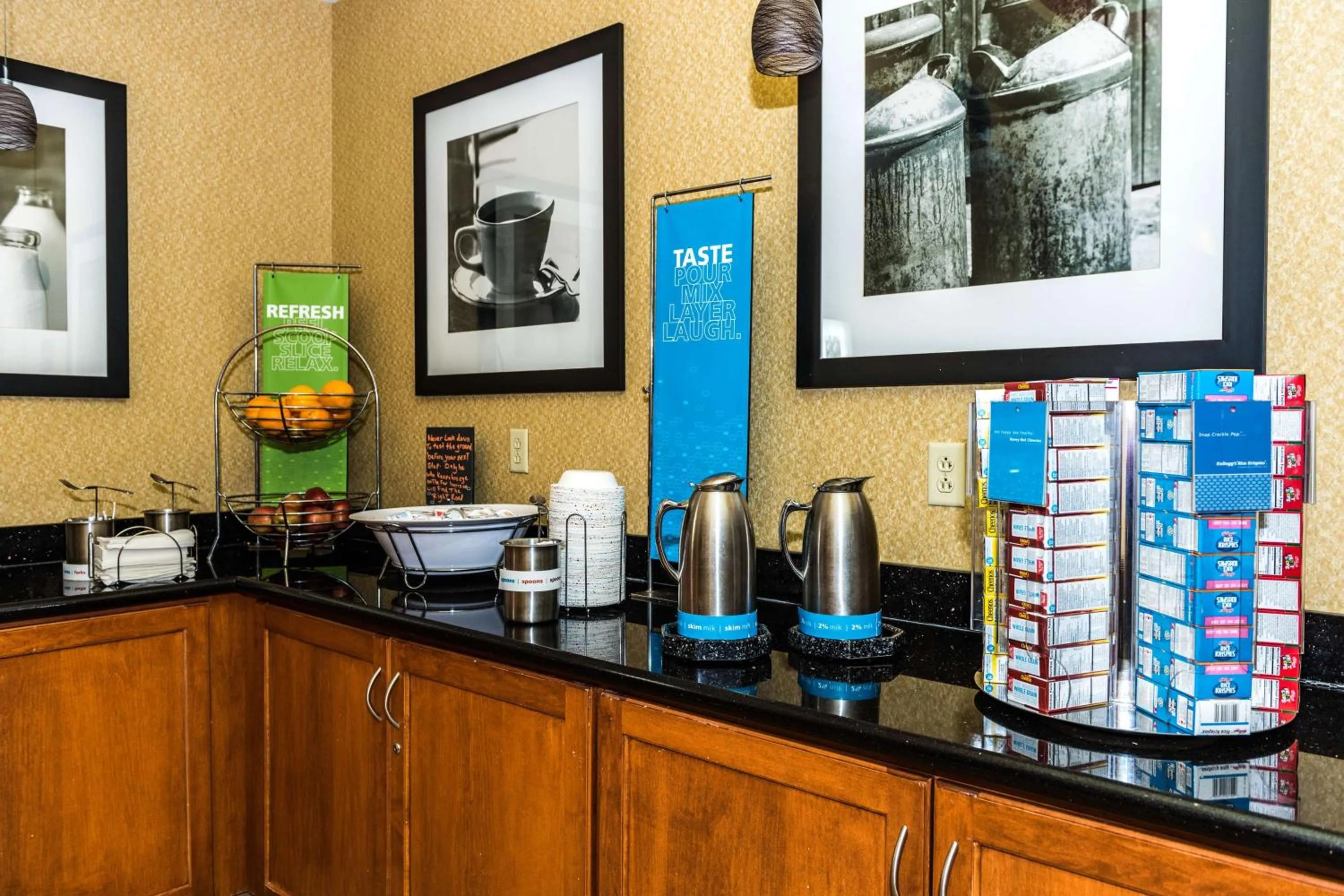 Dining area in Hampton Inn Easton