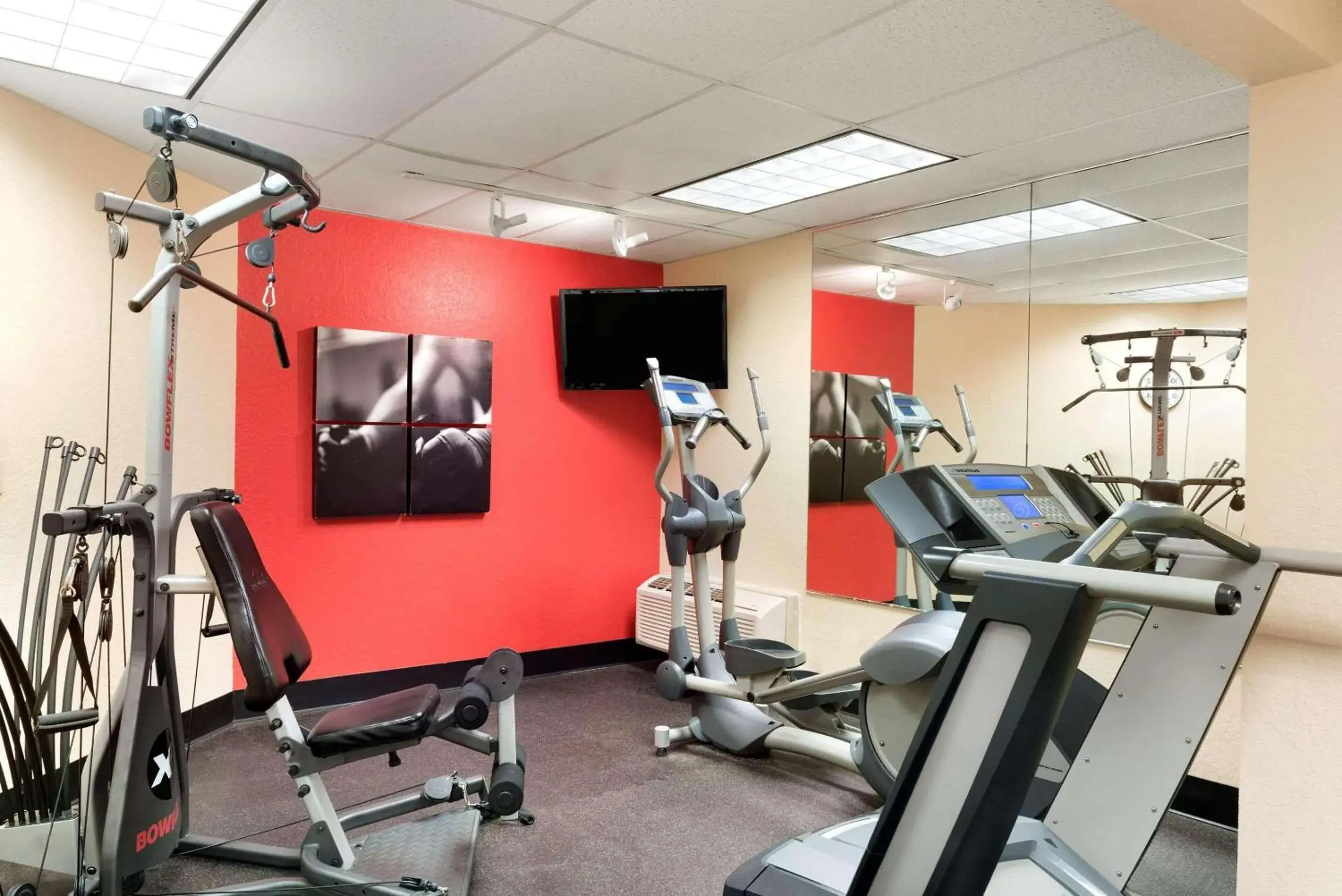 Fitness centre/facilities in Country Inn & Suites by Radisson, Cedar Rapids Airport, IA Fitness centre/facilities in Country Inn & Suites by Radisson, Cedar Rapids Airport, IA