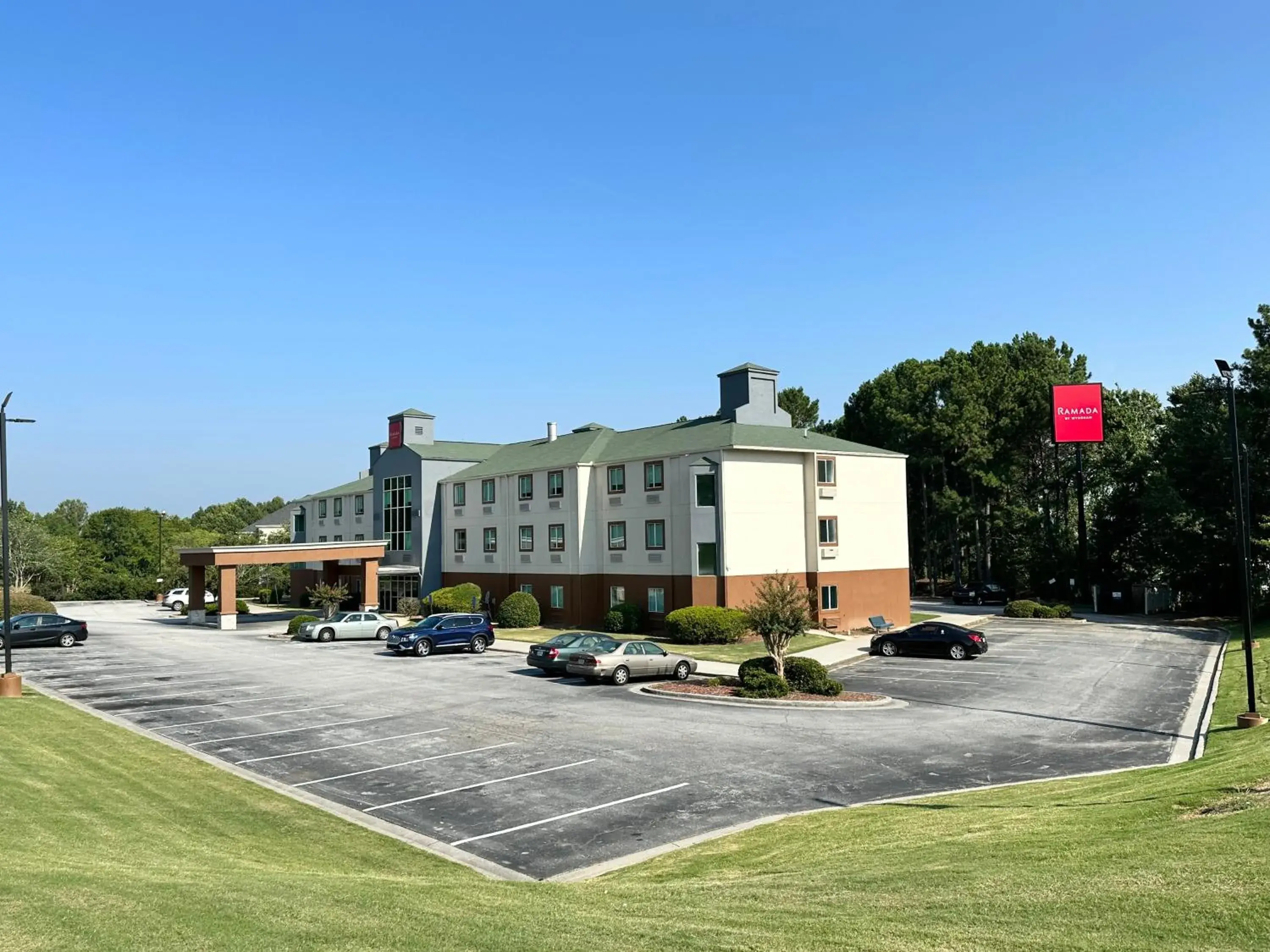 Property building in Ramada by Wyndham Lithia Springs Atlanta Property building in Ramada by Wyndham Lithia Springs Atlanta