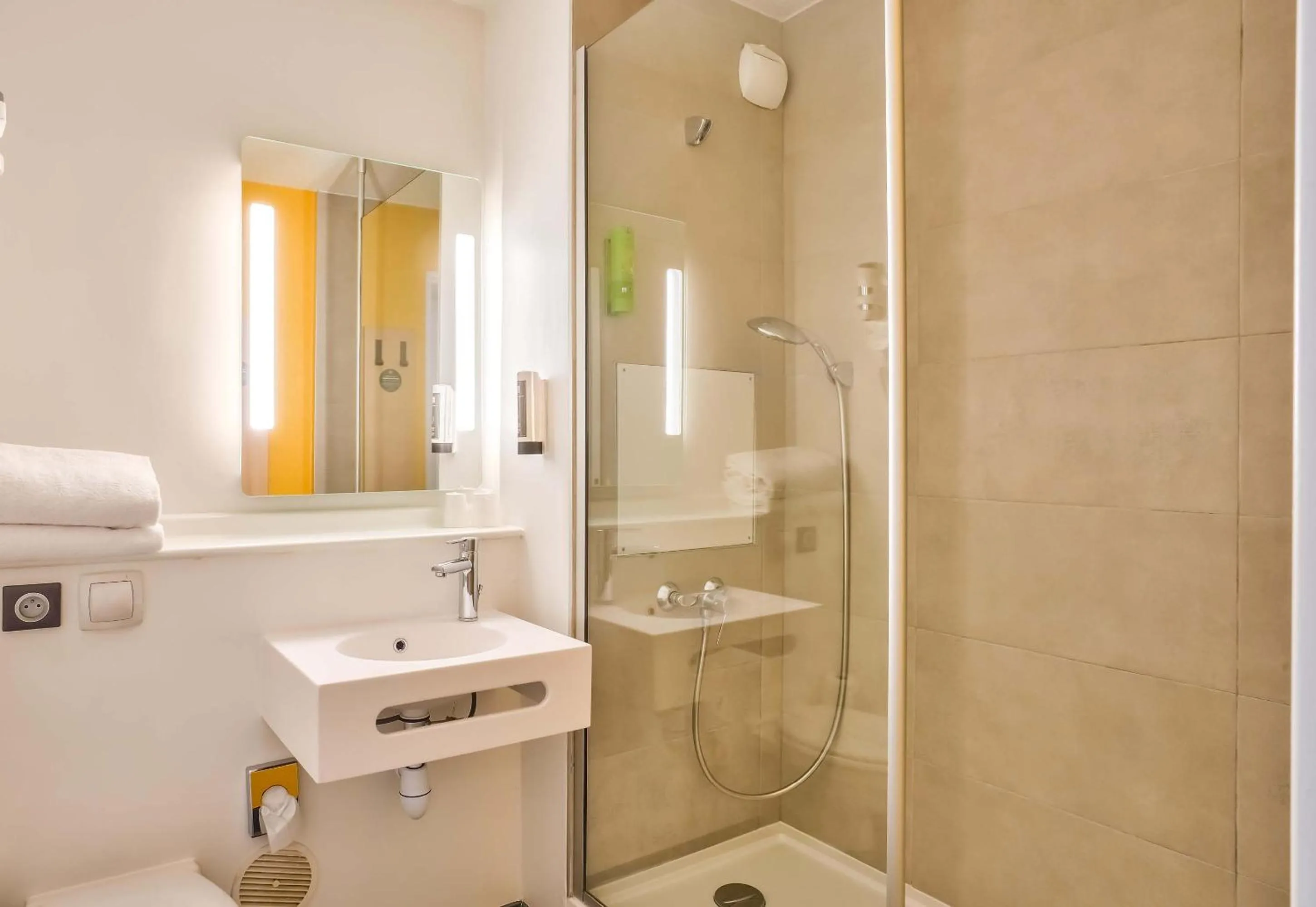 Shower in B&B HOTEL Paris 17 Batignolles
