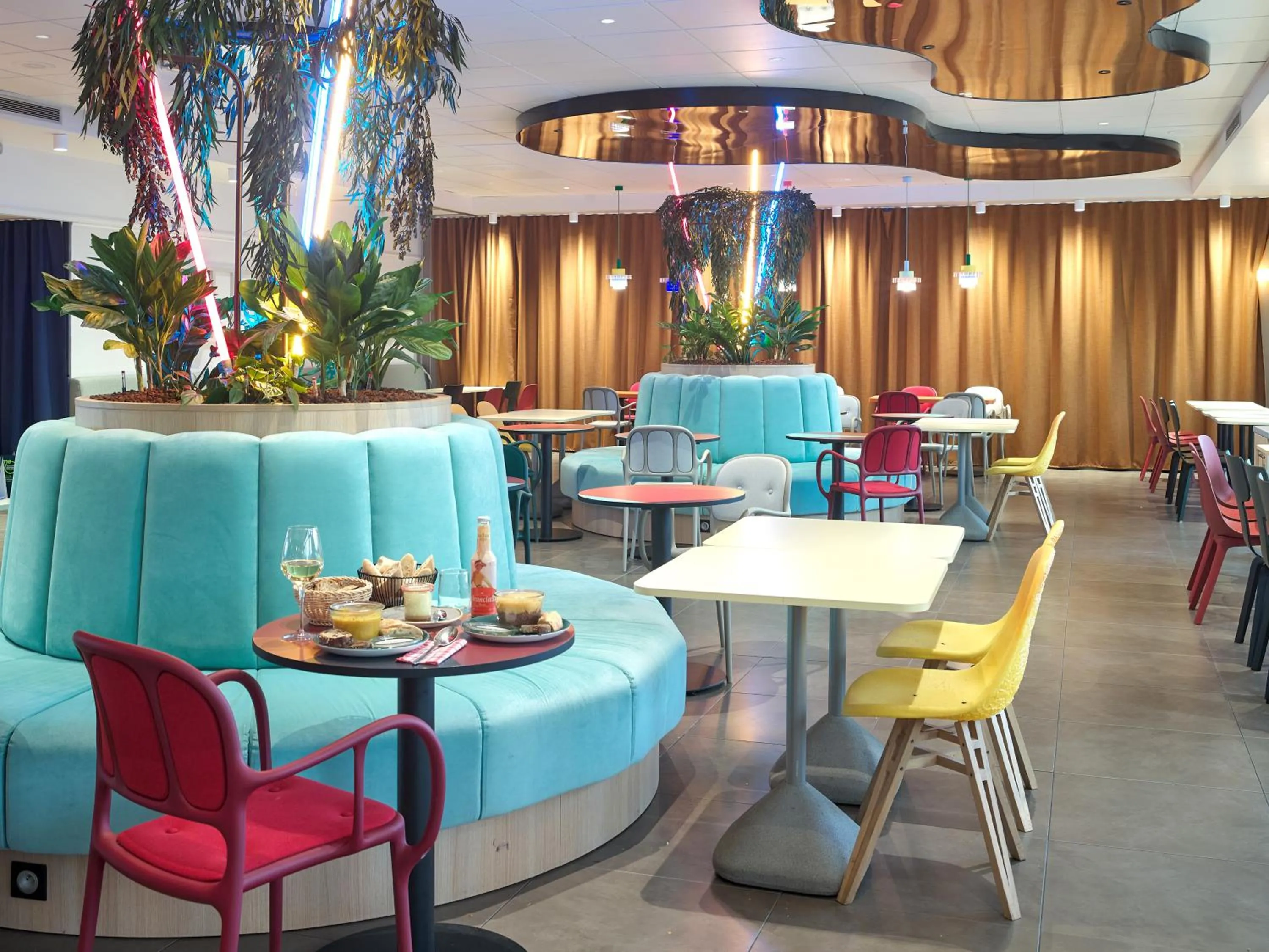 Restaurant/places to eat in B&B HOTEL Paris 17 Batignolles