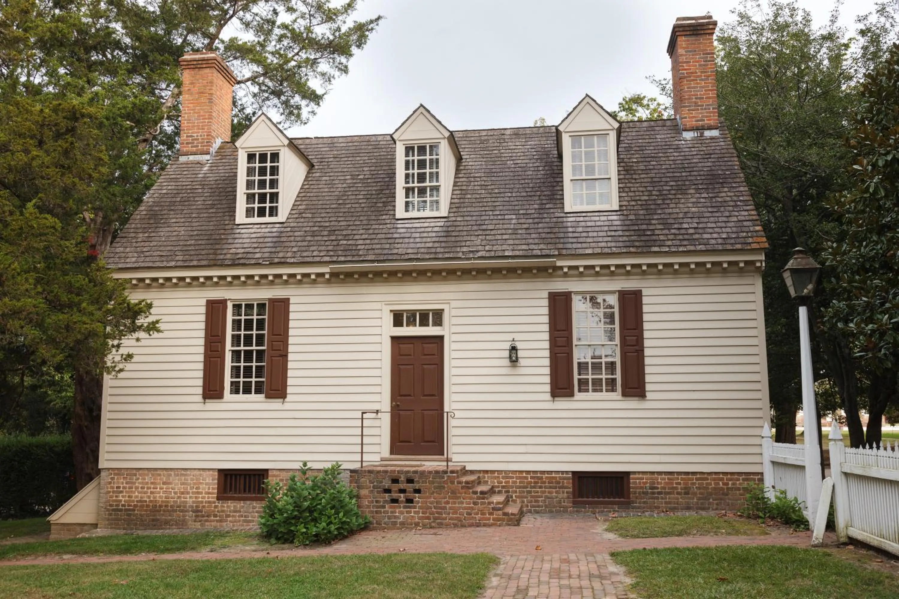 Property building in Colonial Houses, an official Colonial Williamsburg Hotel