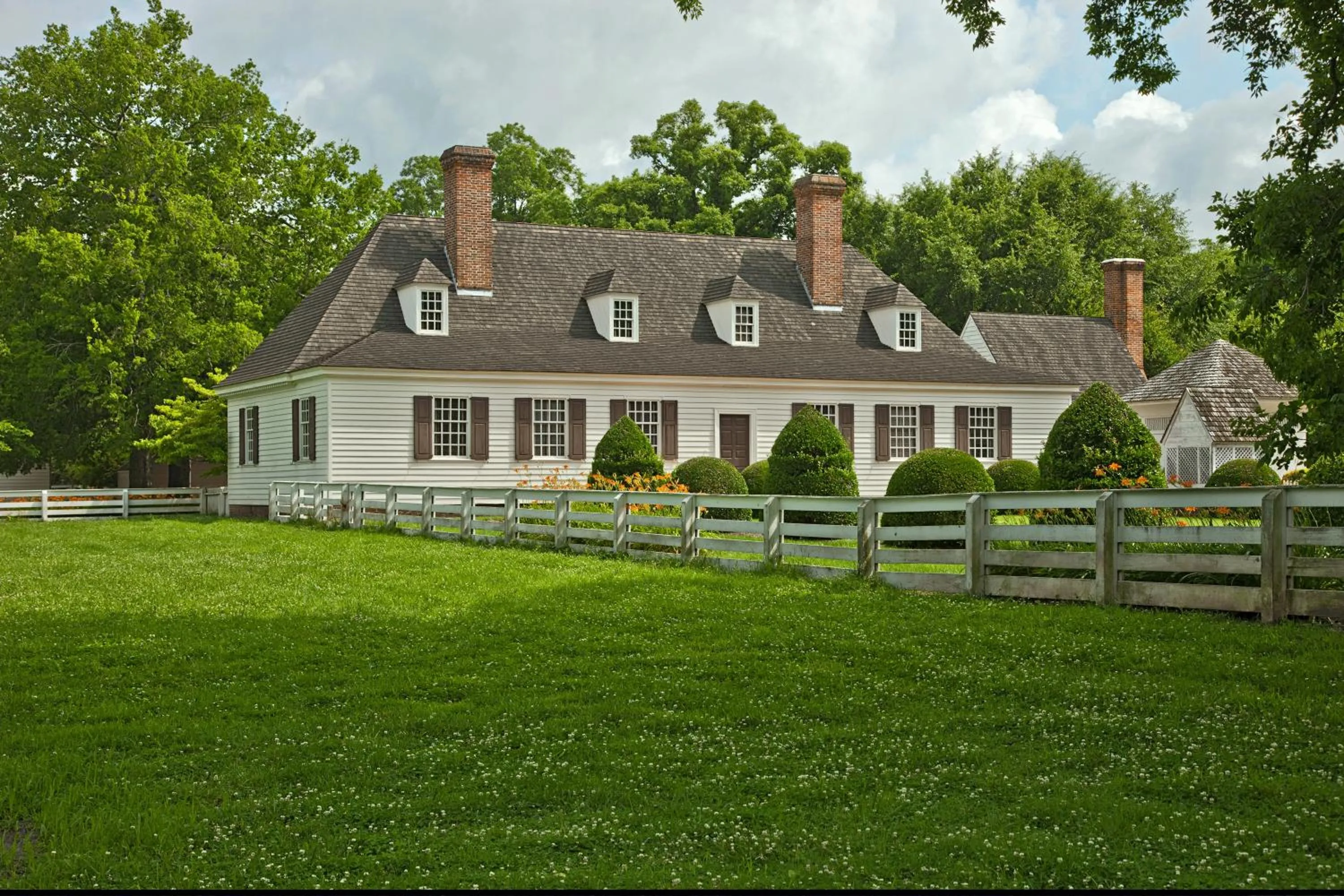 Property building in Colonial Houses, an official Colonial Williamsburg Hotel