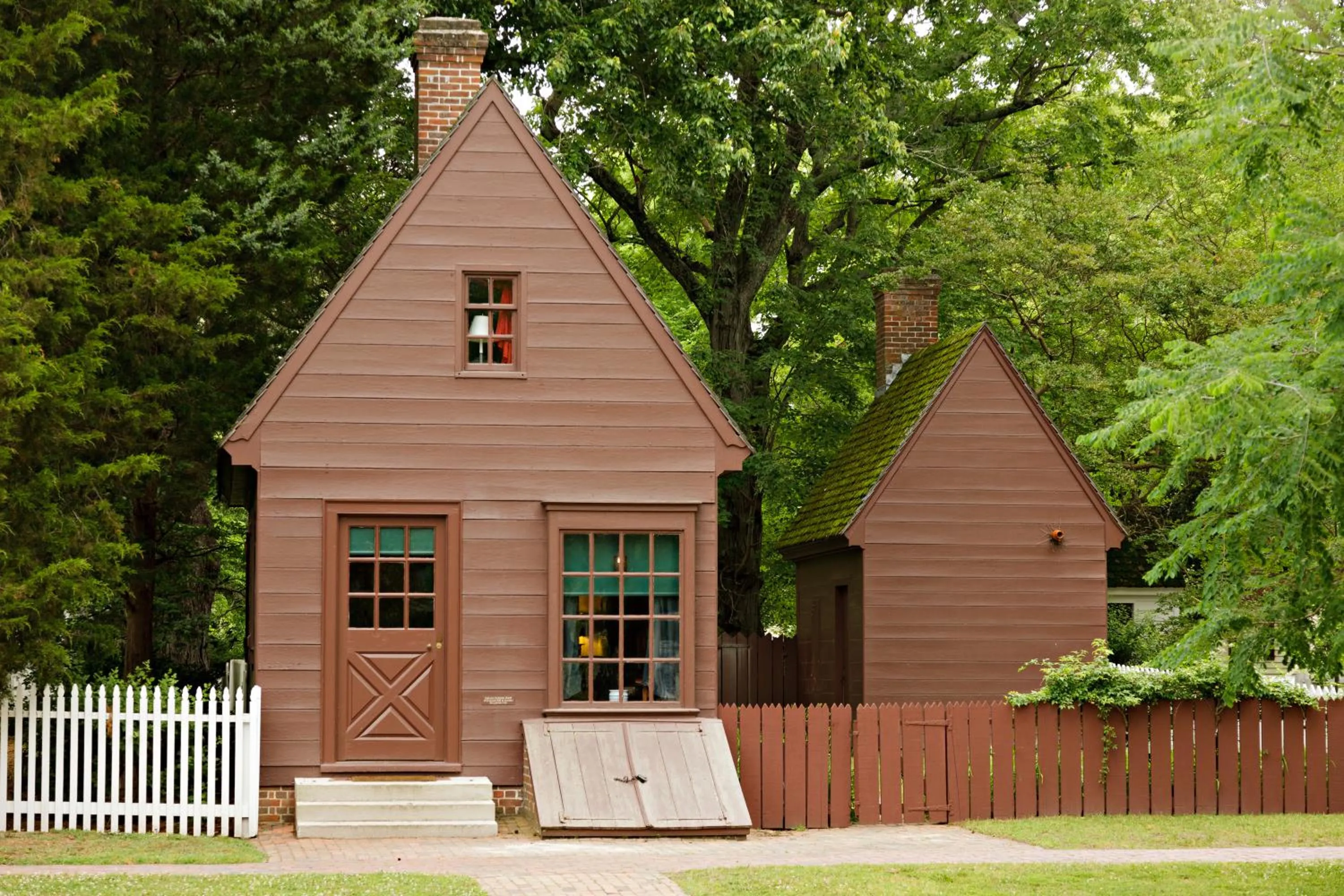 Property building in Colonial Houses, an official Colonial Williamsburg Hotel