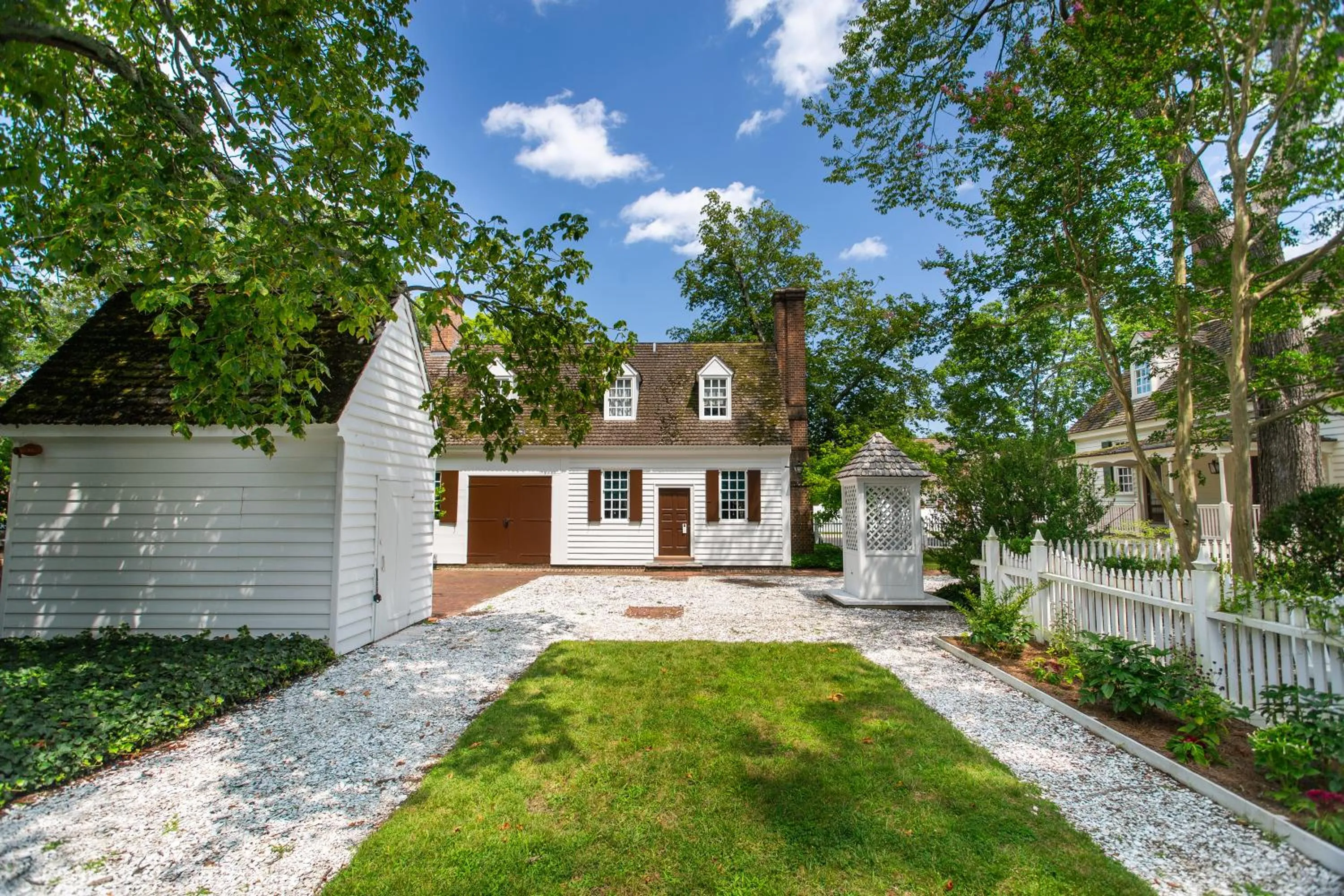 Property building in Colonial Houses, an official Colonial Williamsburg Hotel