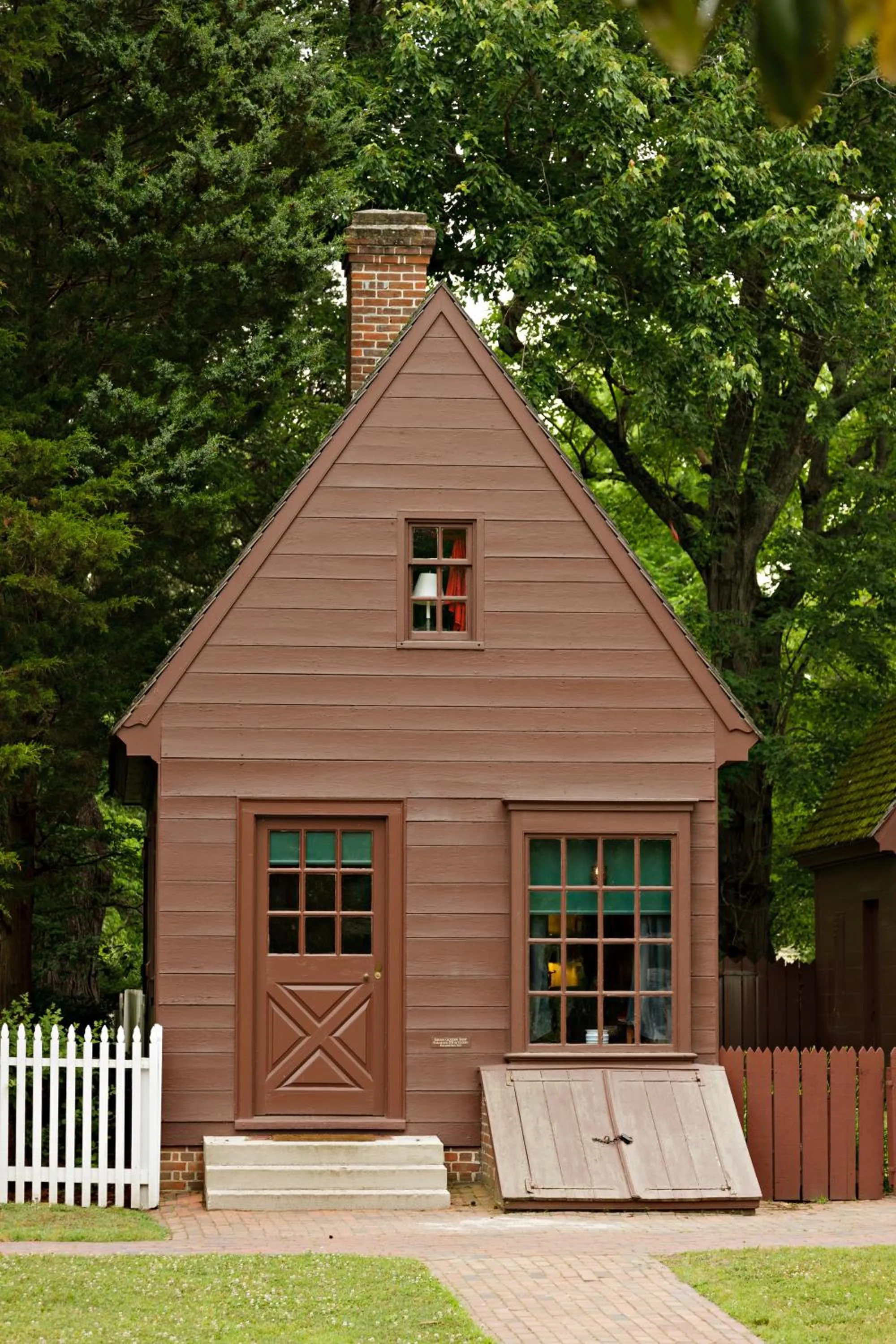 Property building in Colonial Houses, an official Colonial Williamsburg Hotel