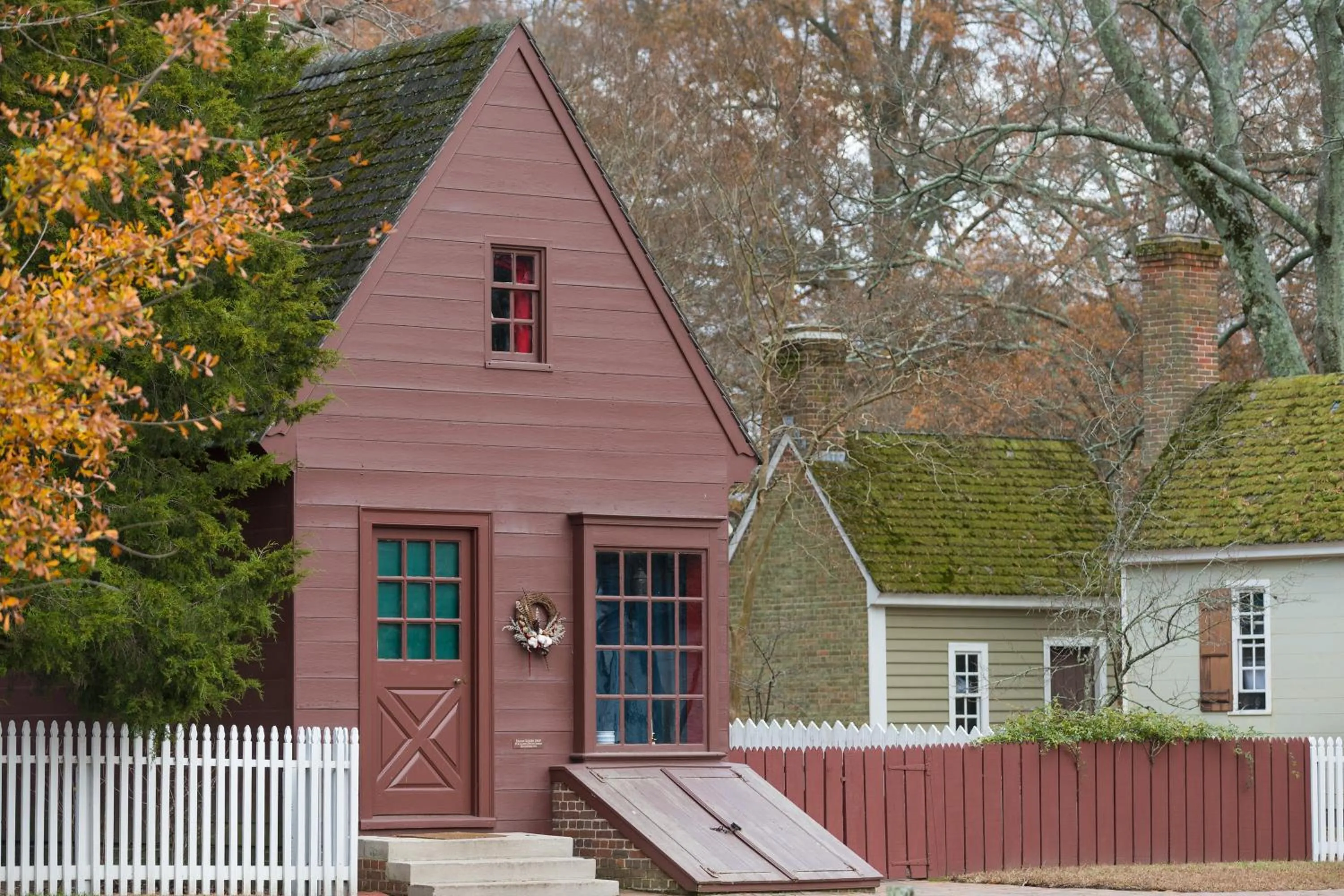 Property building in Colonial Houses, an official Colonial Williamsburg Hotel