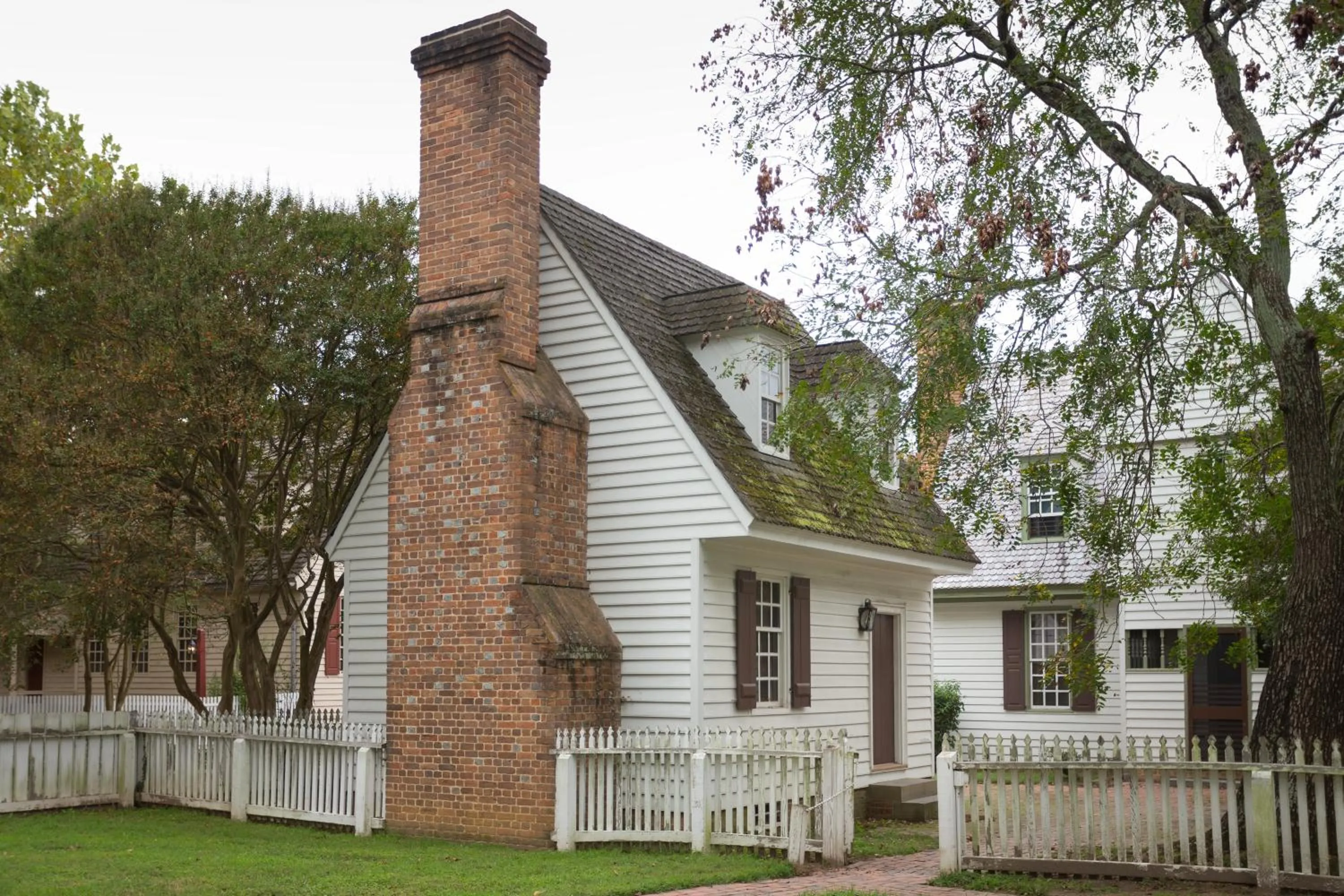 Property building in Colonial Houses, an official Colonial Williamsburg Hotel