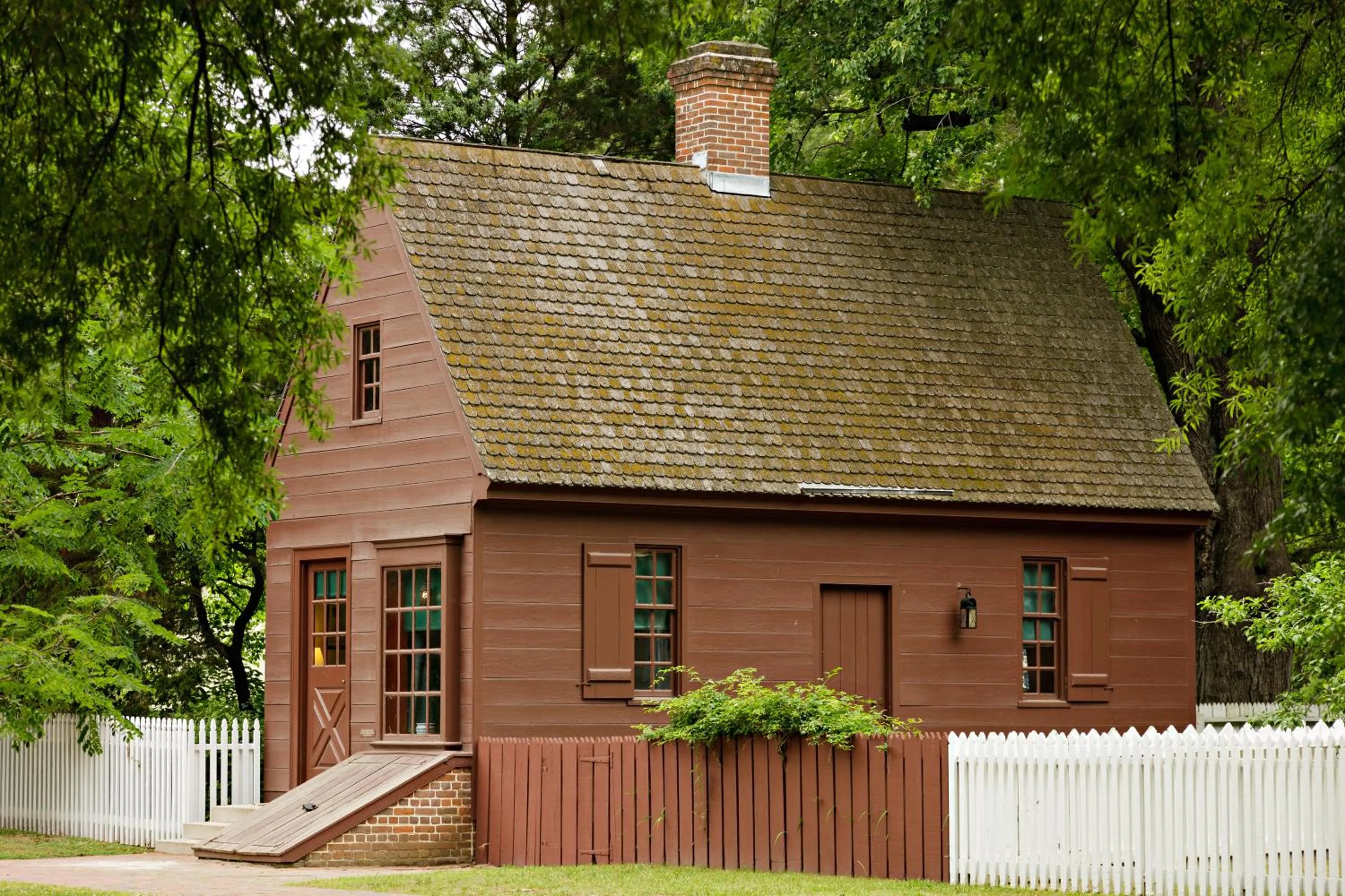 Property building in Colonial Houses, an official Colonial Williamsburg Hotel