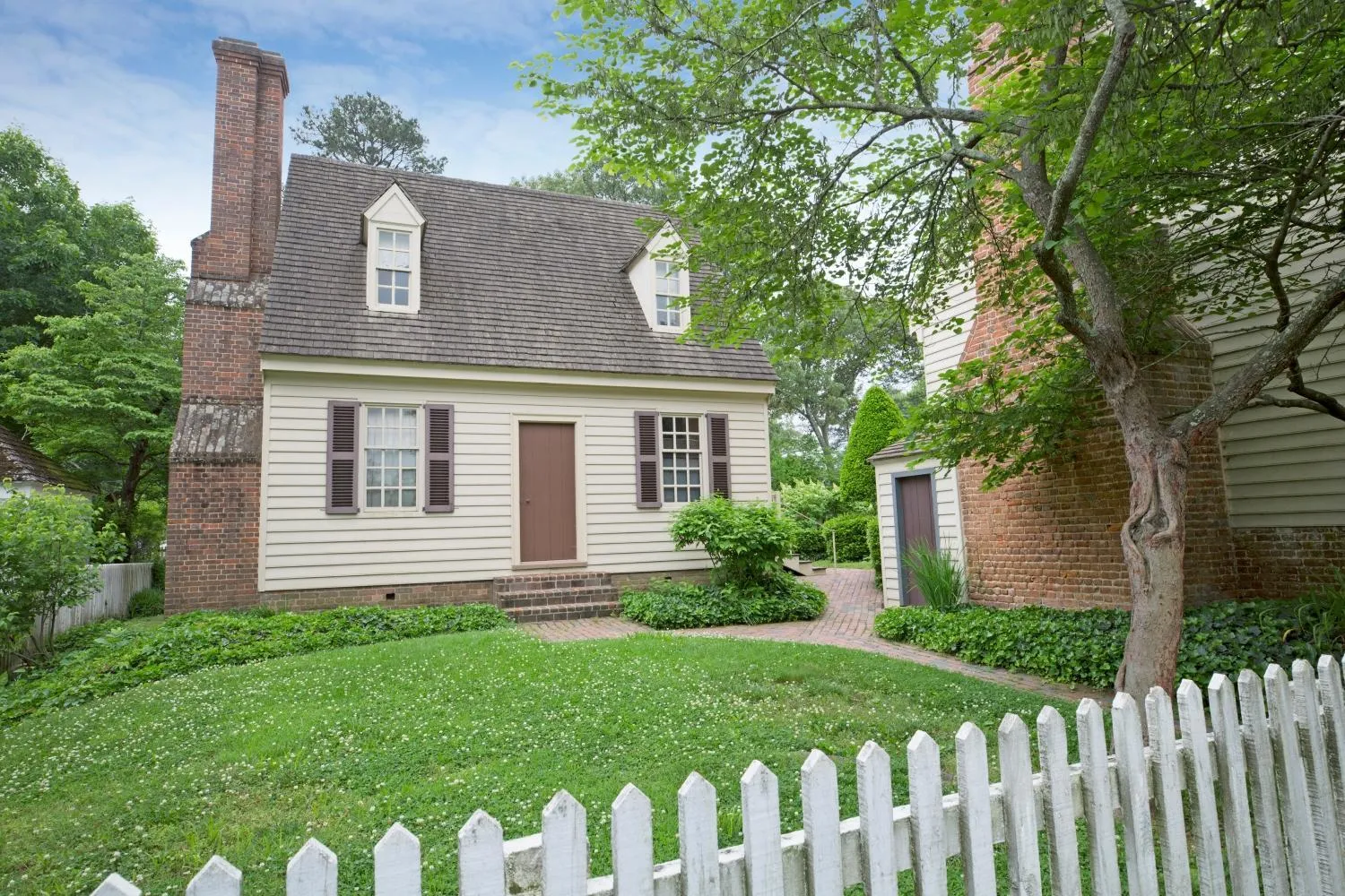 Property building in Colonial Houses, an official Colonial Williamsburg Hotel