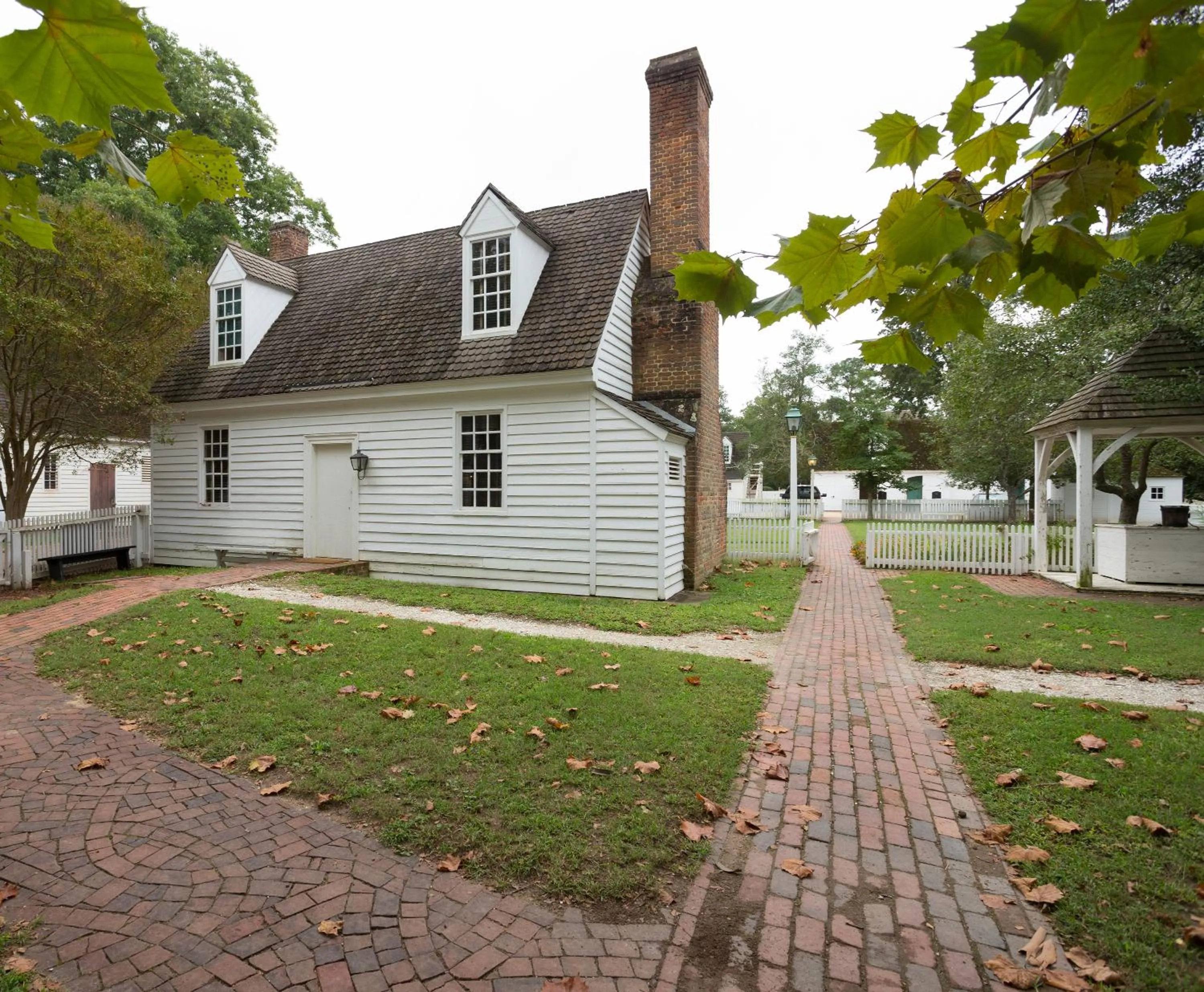Property building in Colonial Houses, an official Colonial Williamsburg Hotel