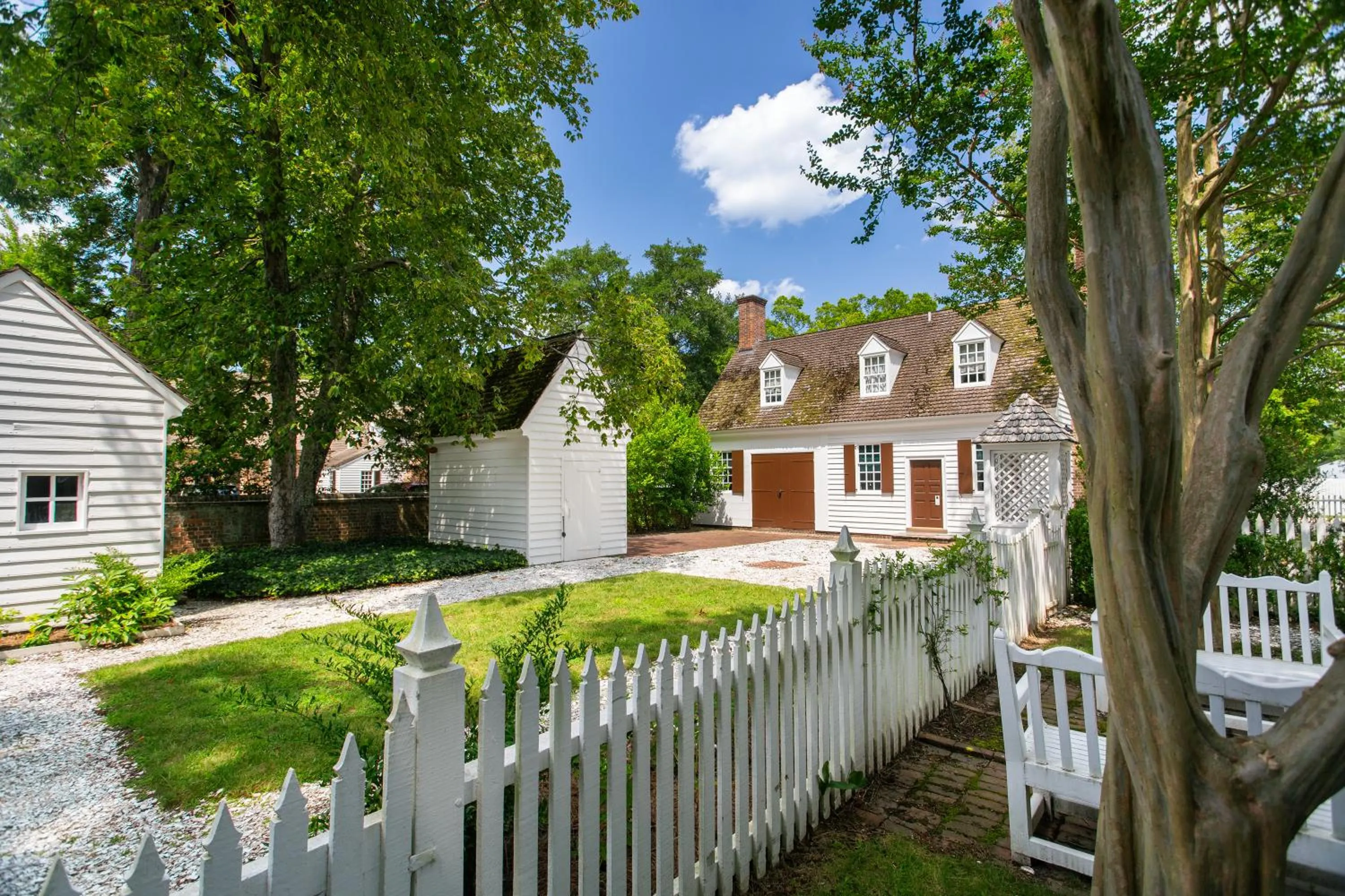 Property building in Colonial Houses, an official Colonial Williamsburg Hotel