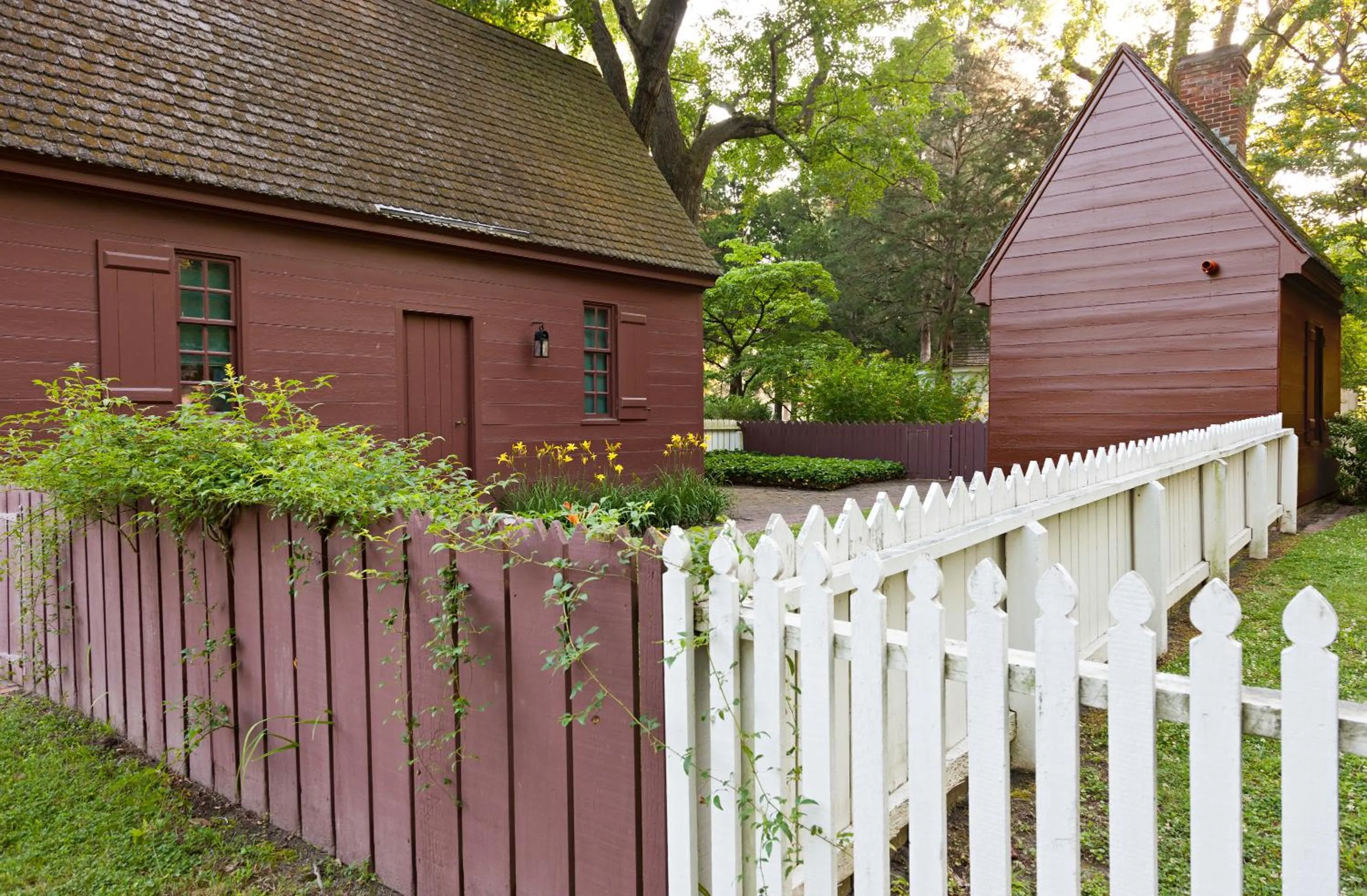 Property building in Colonial Houses, an official Colonial Williamsburg Hotel