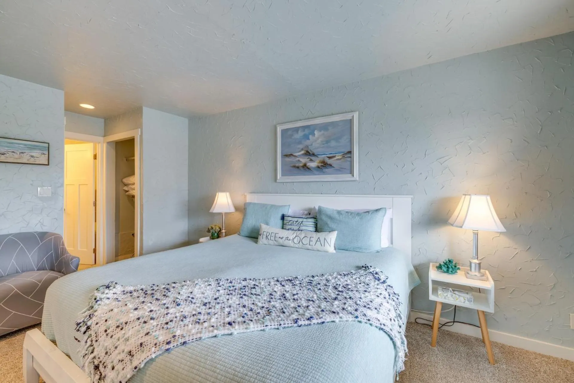 Seating area, Bed in Sea Gypsy Rentals