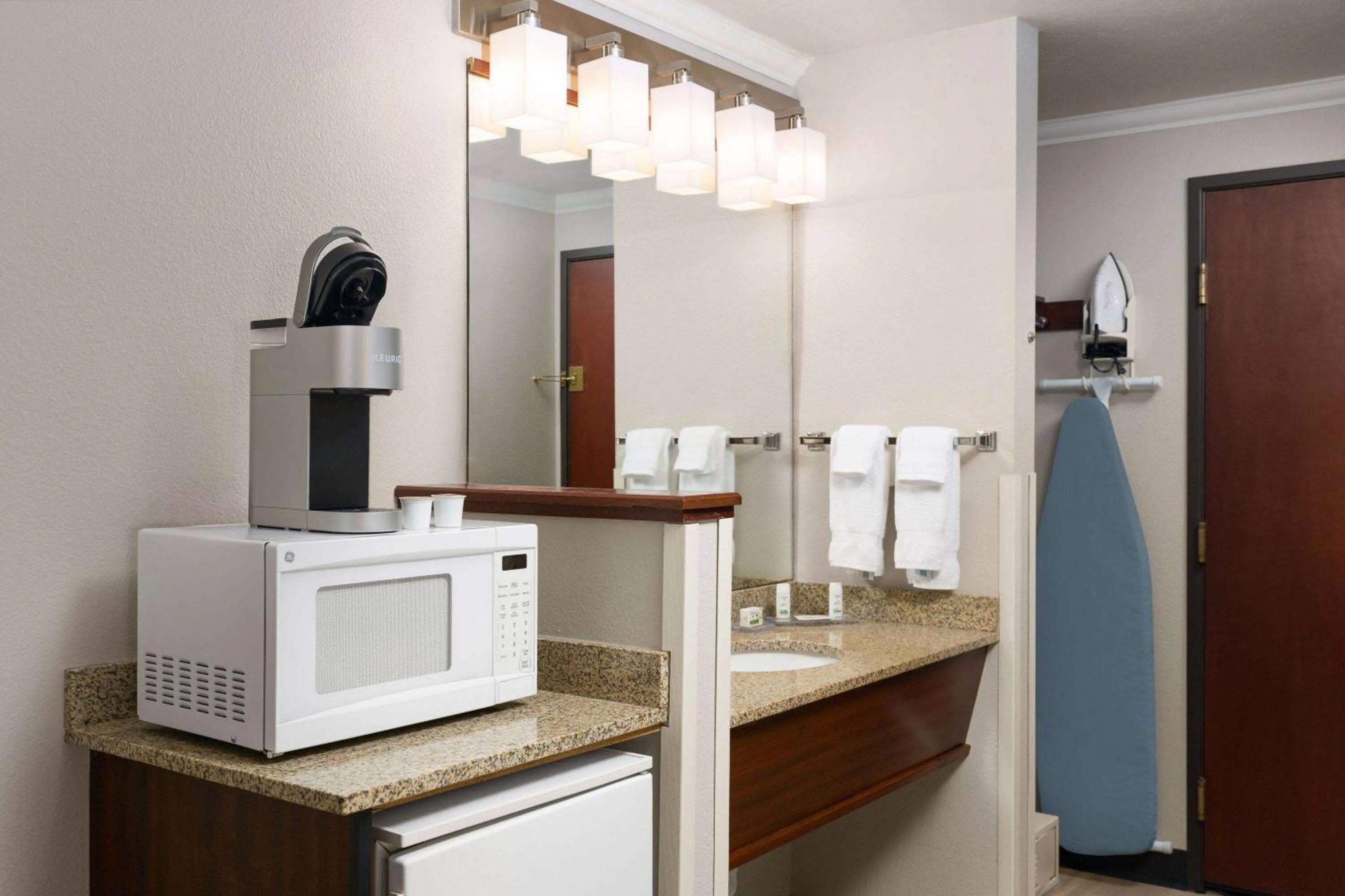 Photo of the whole room in Ramada by Wyndham Moses Lake