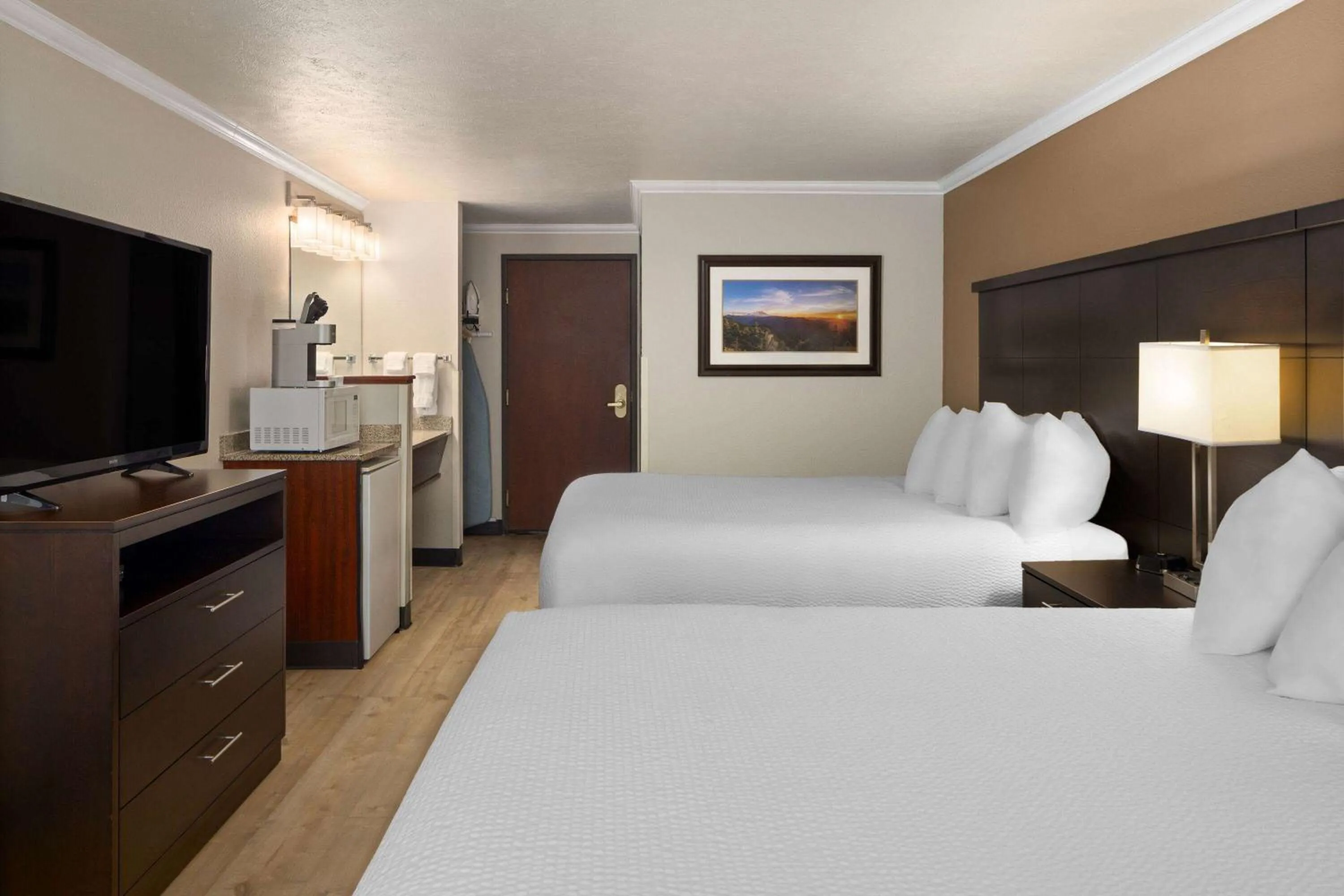 Photo of the whole room, Bed in Ramada by Wyndham Moses Lake