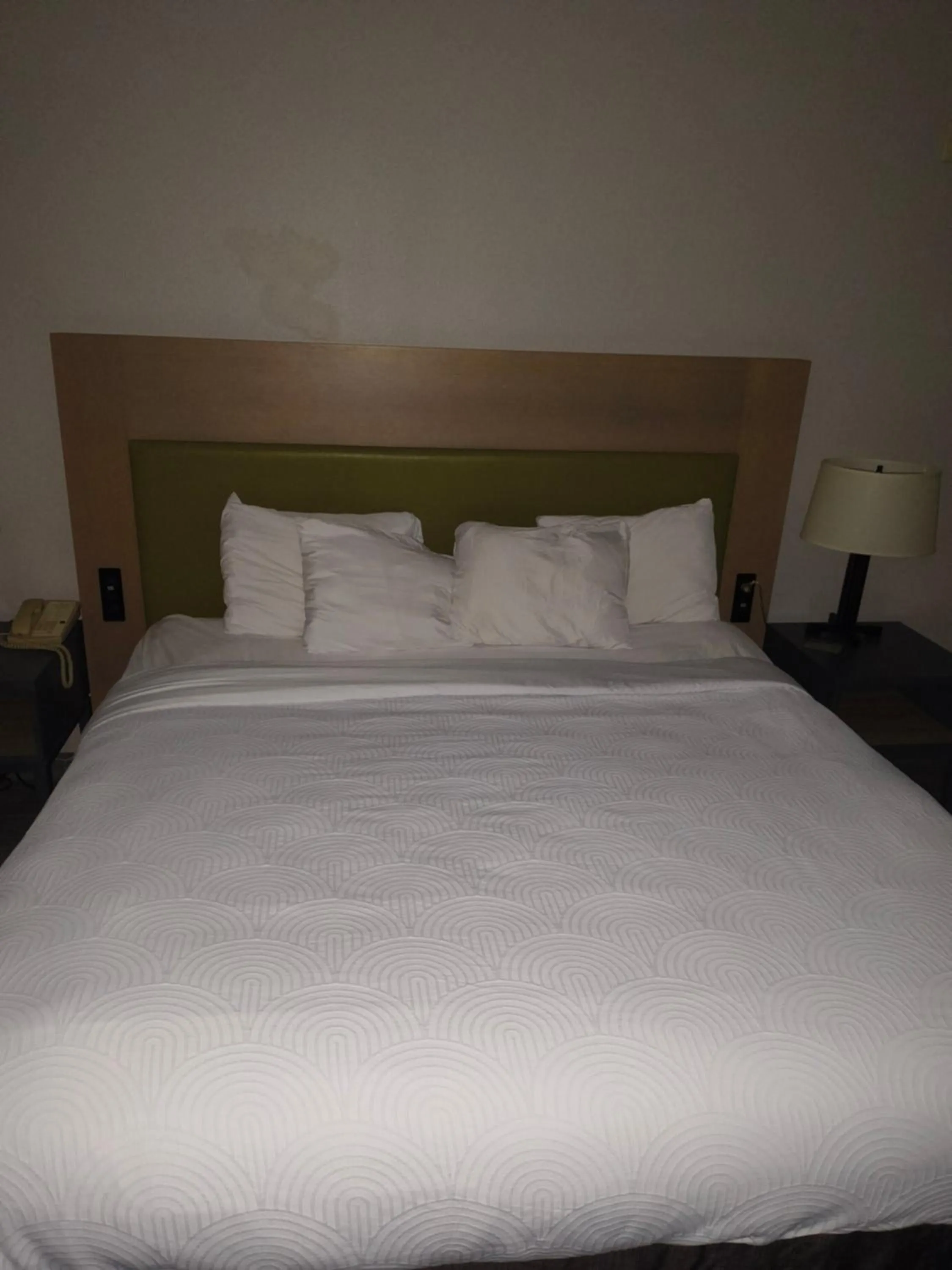 Bed in Country Inn & Suites by Radisson, Green Bay, WI