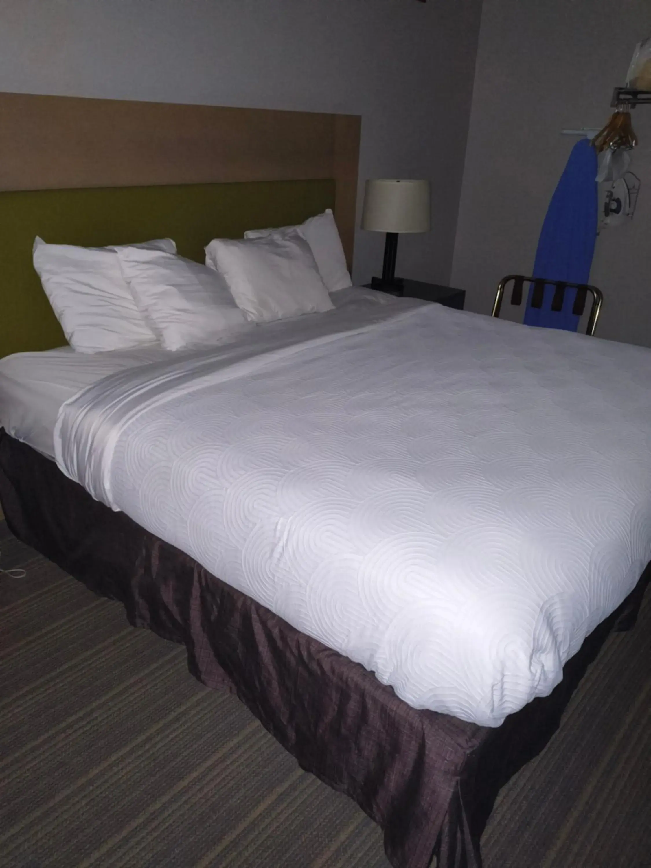 Bed in Country Inn & Suites by Radisson, Green Bay, WI Bed in Country Inn & Suites by Radisson, Green Bay, WI