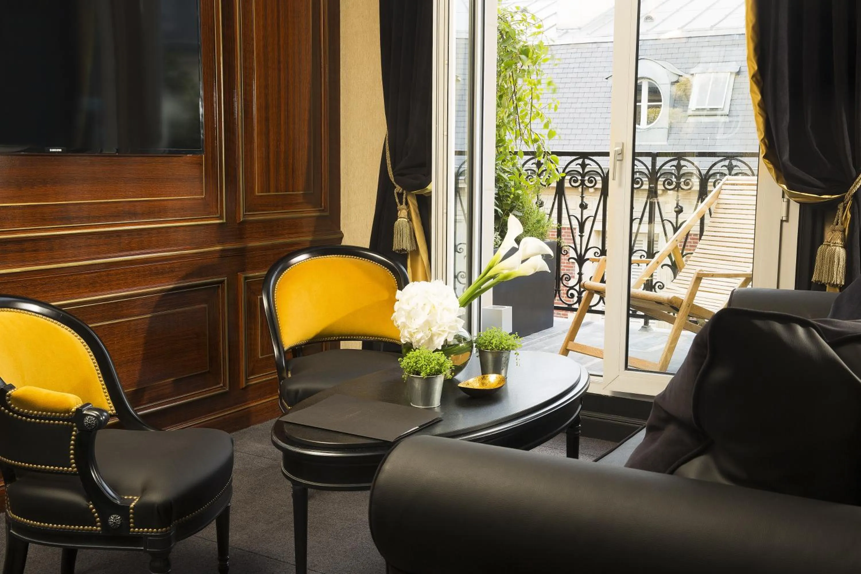 Lounge or bar in Le Belmont Paris