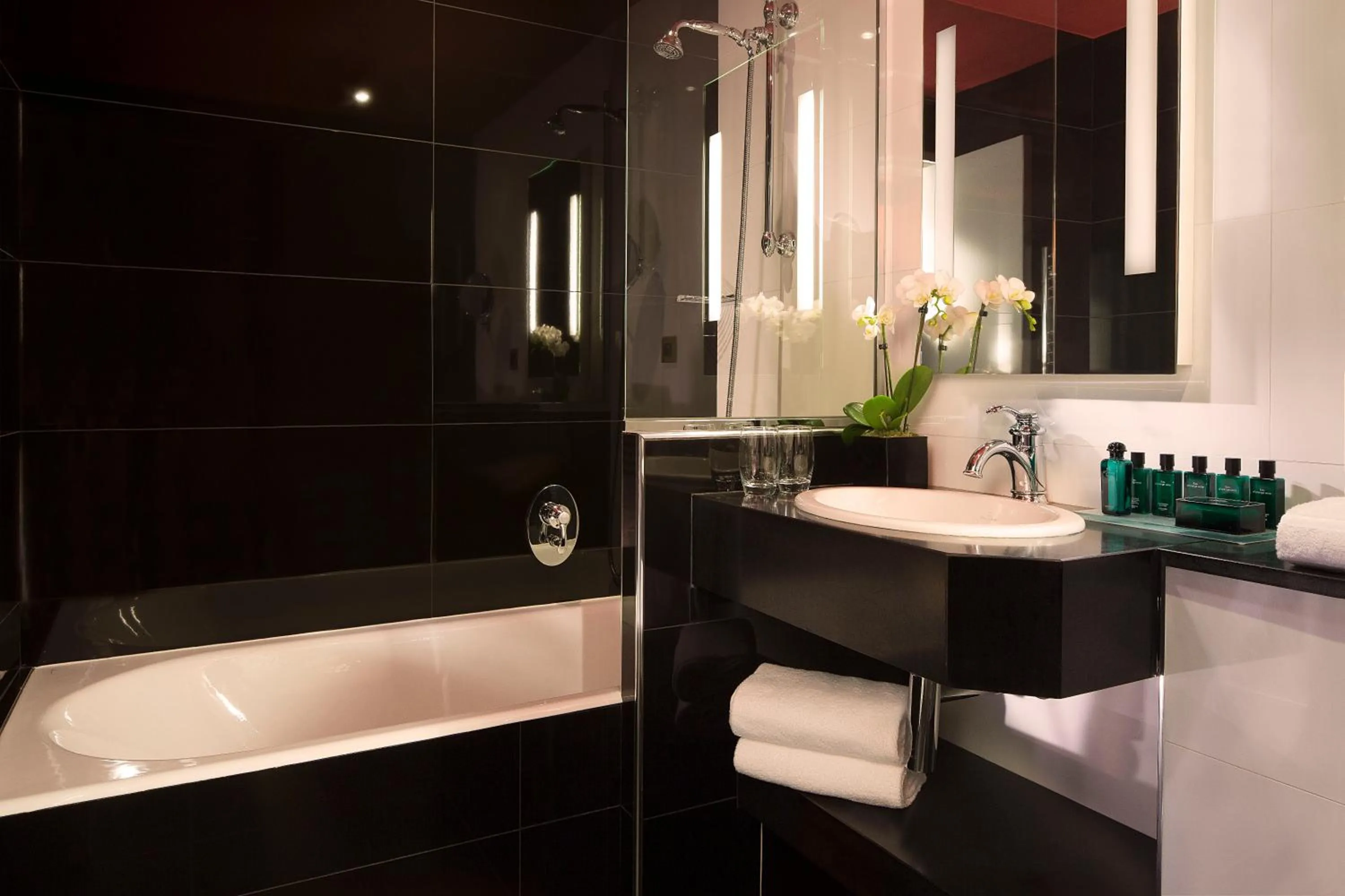 Bathroom in Le Belmont Paris