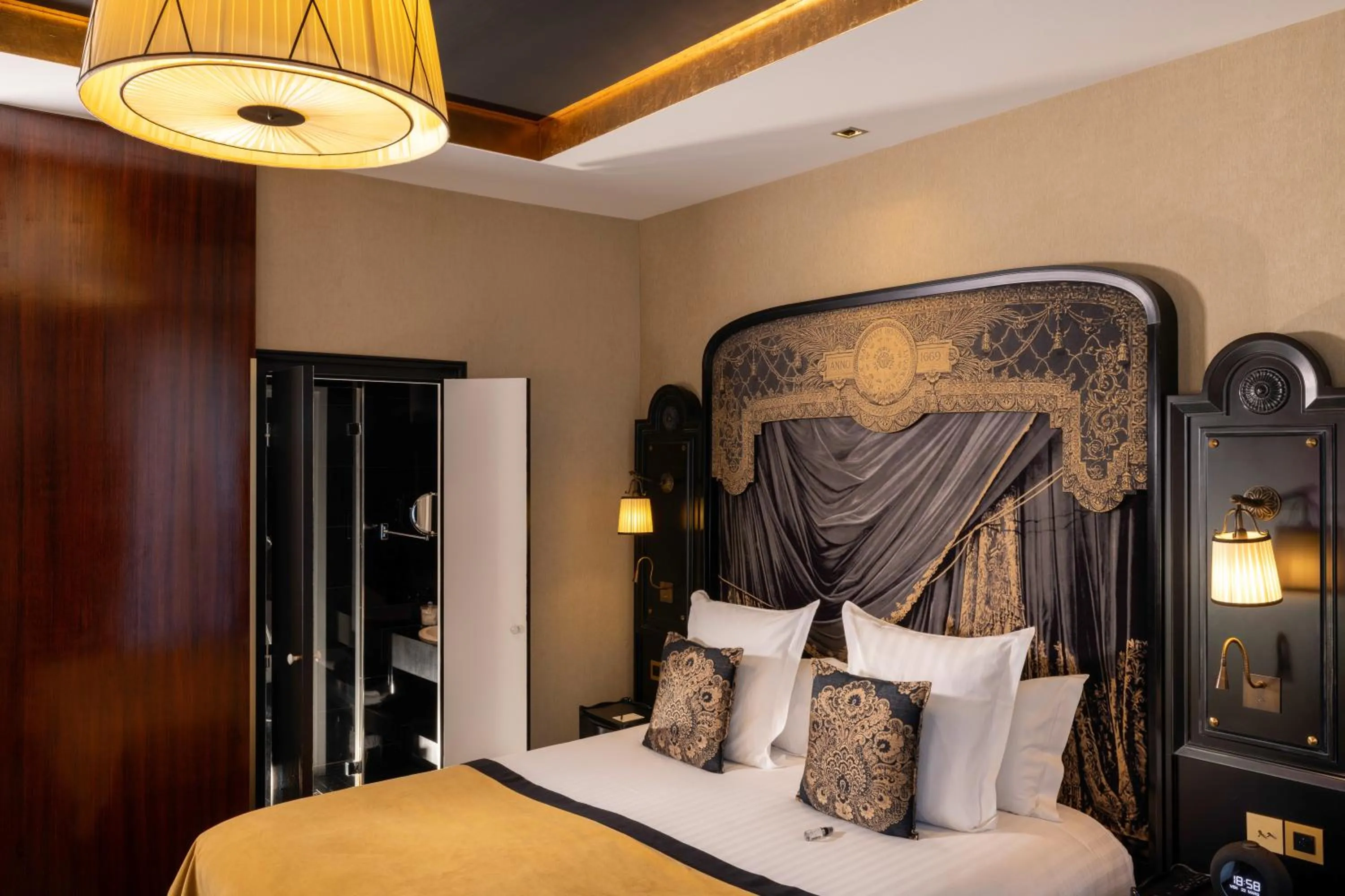 Bedroom, Bed in Le Belmont Paris