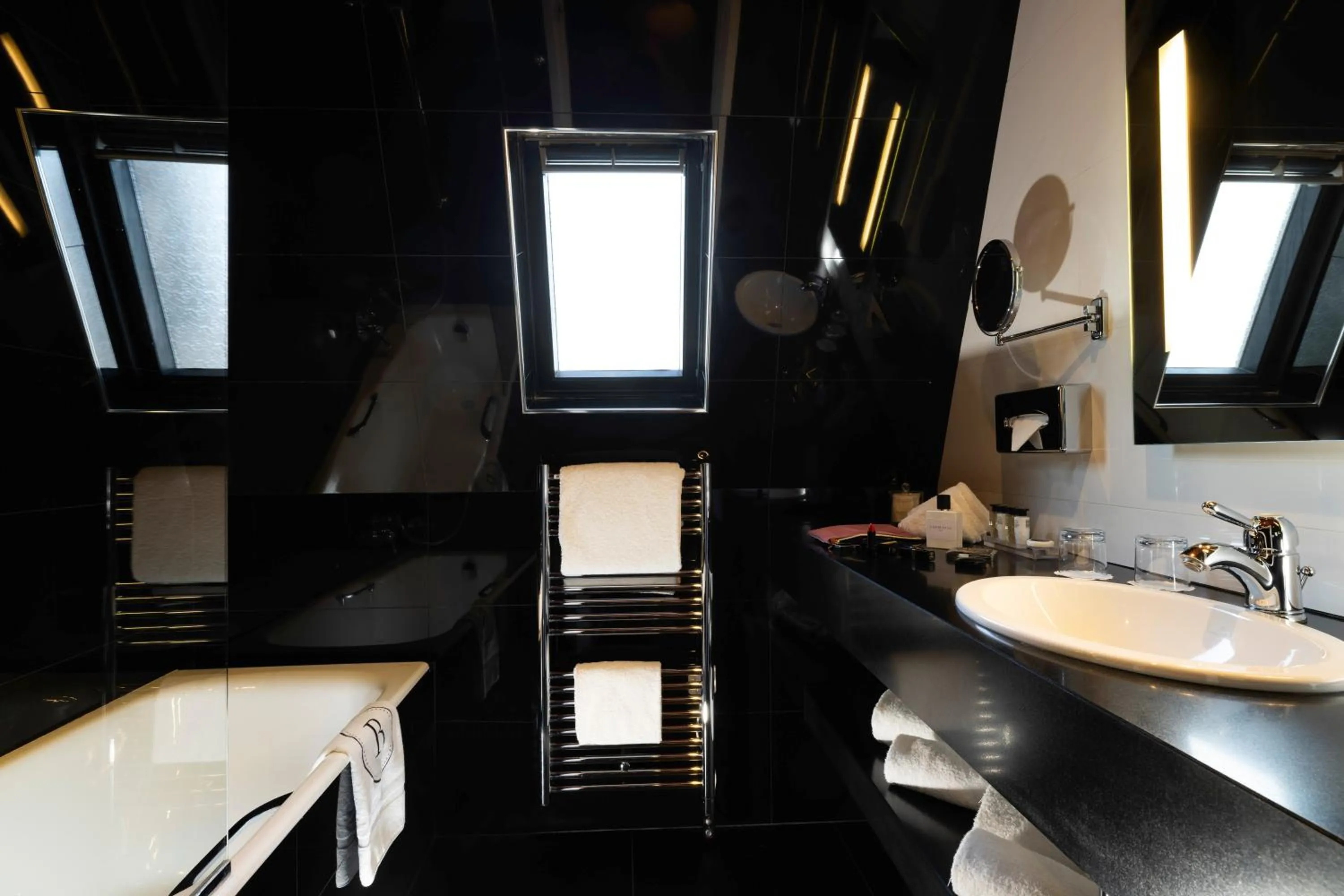 Bathroom in Le Belmont Paris