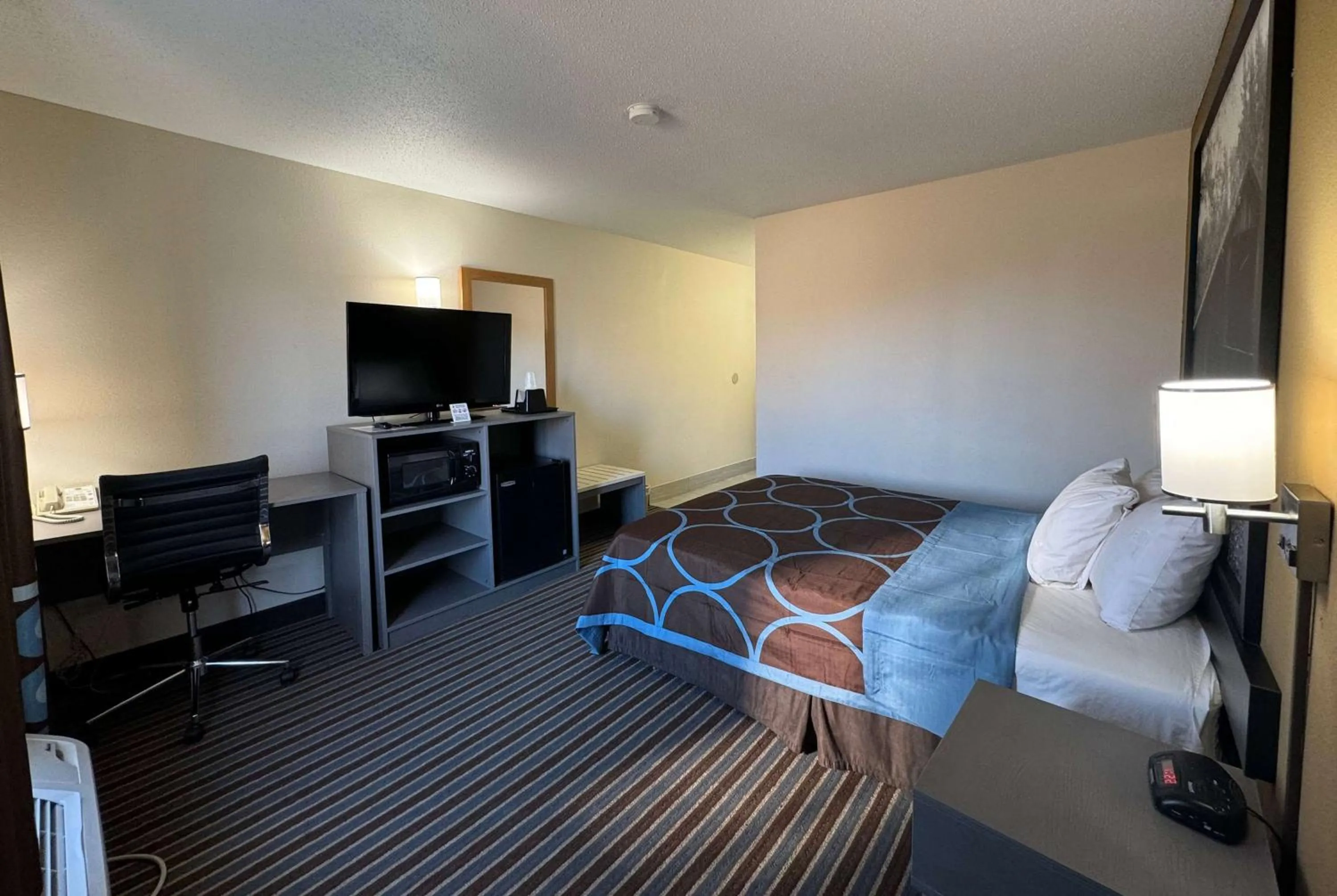 Photo of the whole room, Bed in Super 8 by Wyndham Columbia Clark Lane