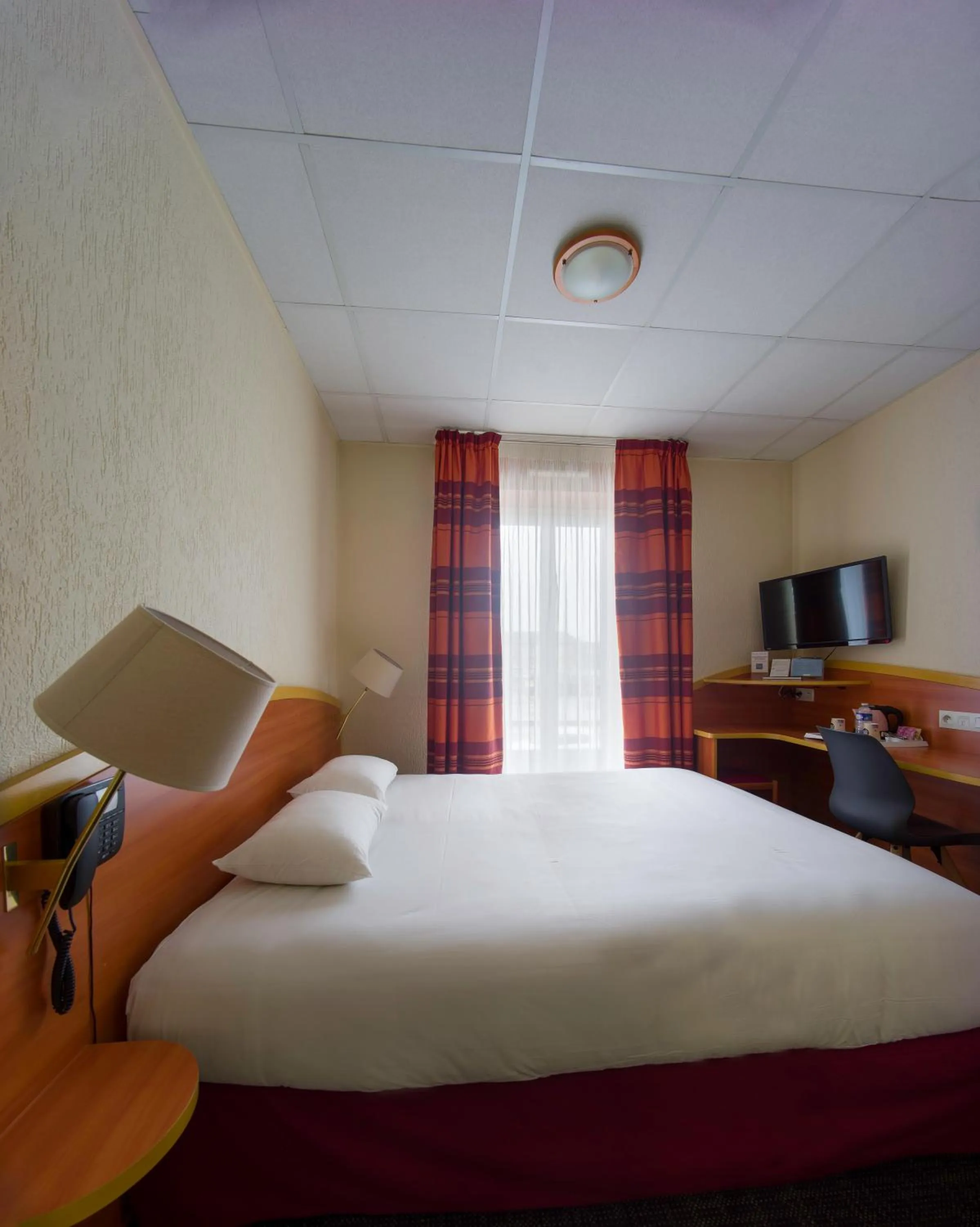 Photo of the whole room, Bed in Kyriad Hôtel Lamballe - Gare TGV - Centre ville