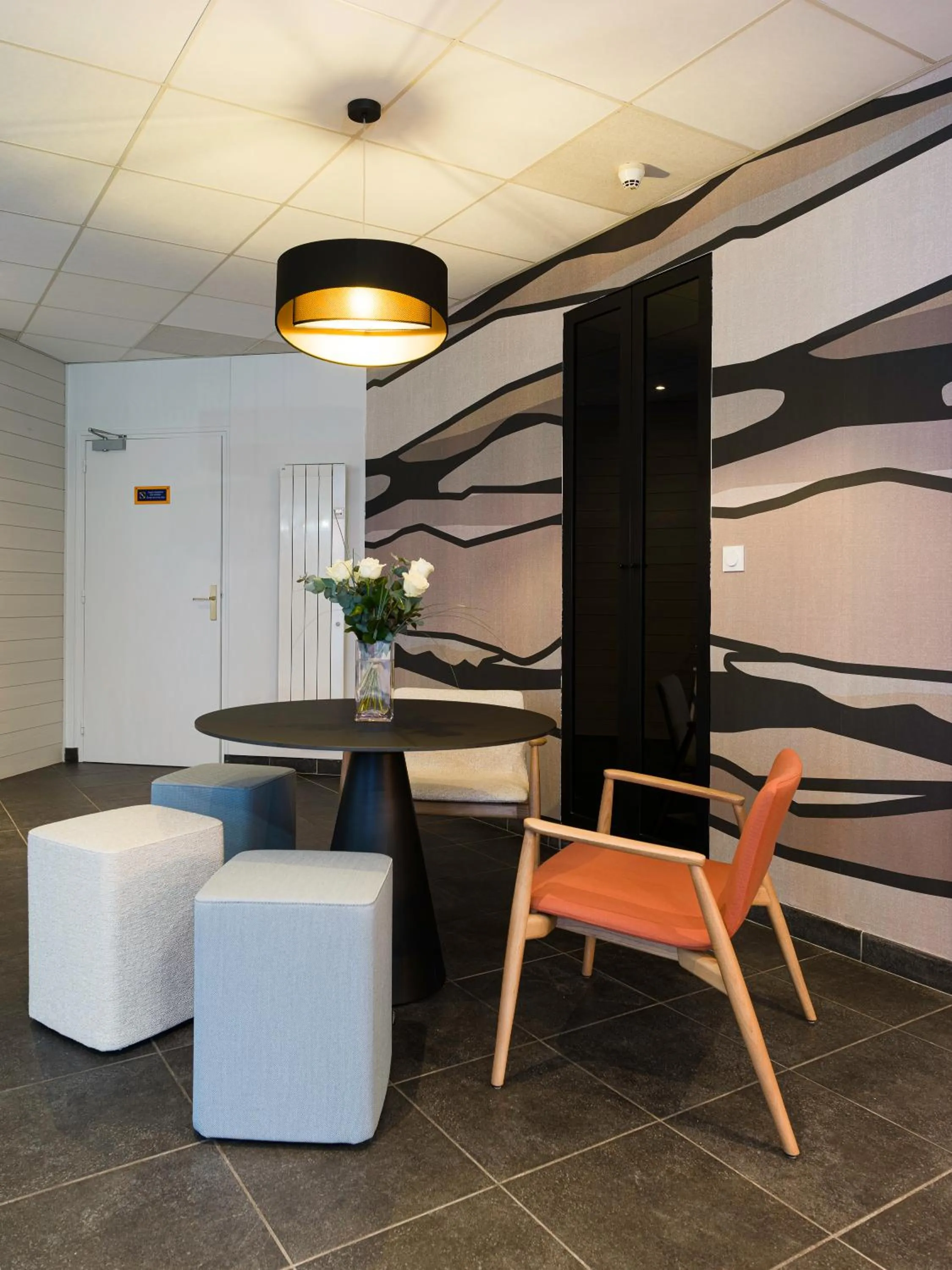 Living room in Kyriad Hôtel Lamballe - Gare TGV - Centre ville