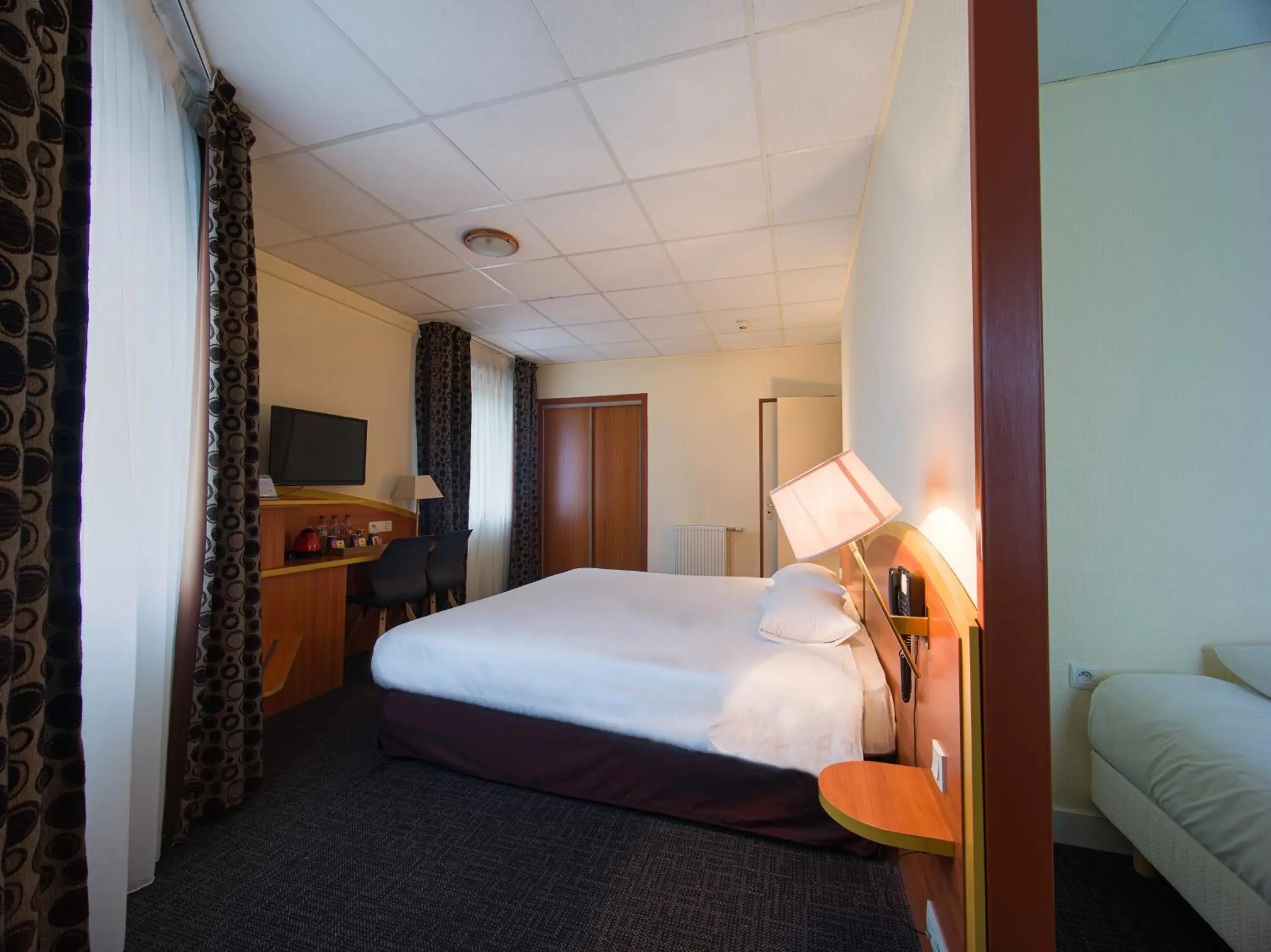 TV and multimedia, Bed in Kyriad Hôtel Lamballe - Gare TGV - Centre ville TV and multimedia, Bed in Kyriad Hôtel Lamballe - Gare TGV - Centre ville