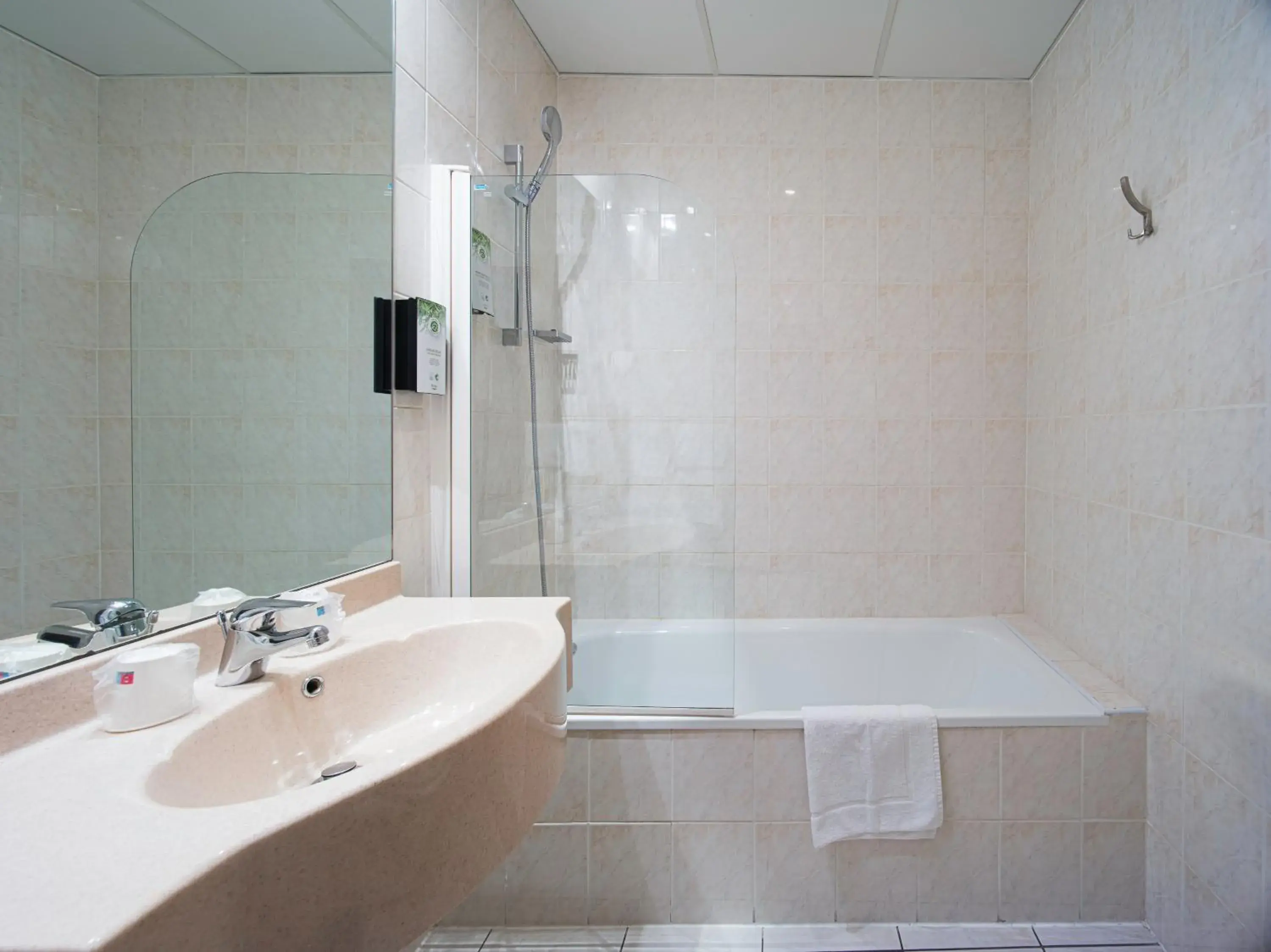 Superior Twin Room in Kyriad Hôtel Lamballe - Gare TGV - Centre ville Superior Twin Room in Kyriad Hôtel Lamballe - Gare TGV - Centre ville