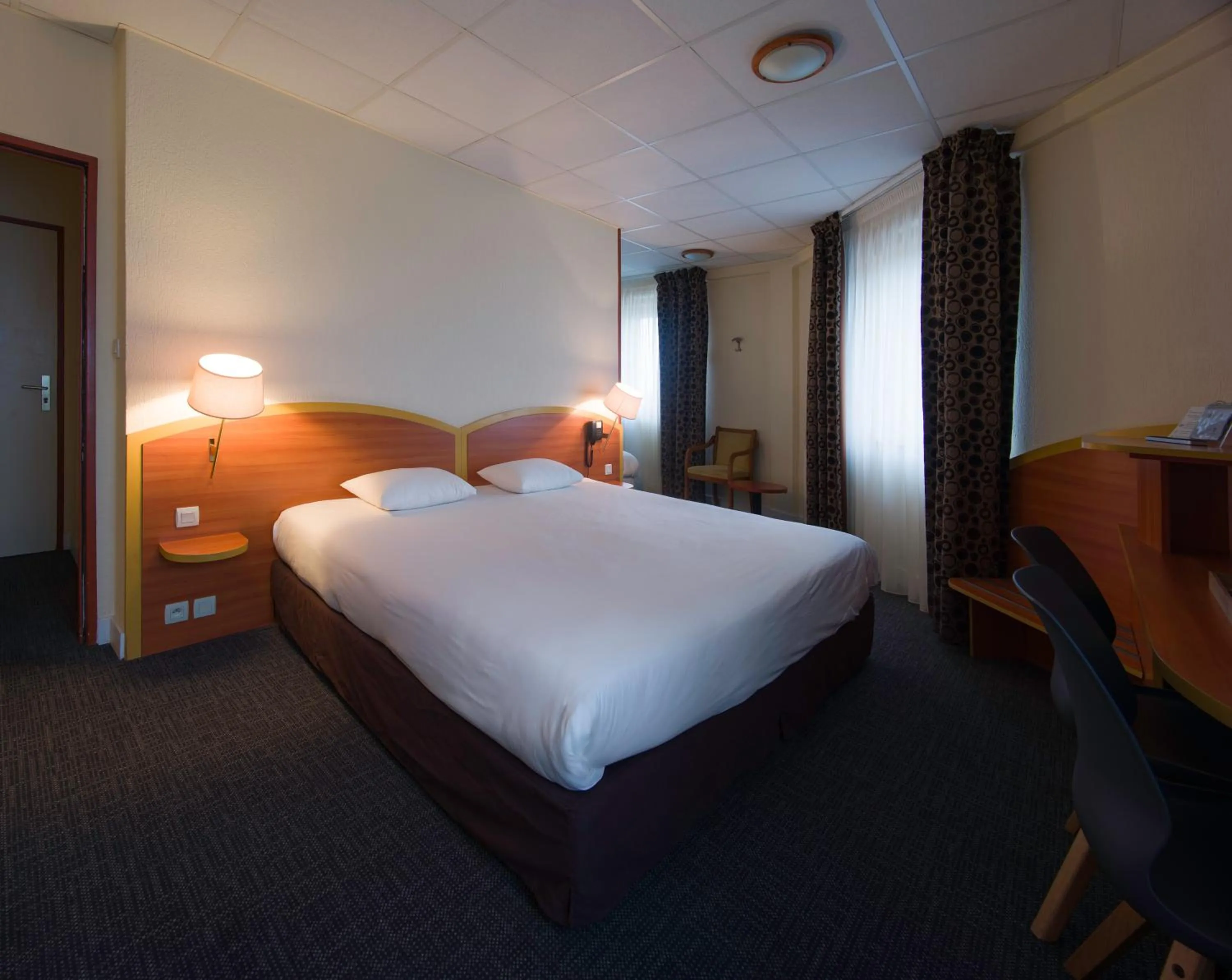Photo of the whole room, Bed in Kyriad Hôtel Lamballe - Gare TGV - Centre ville