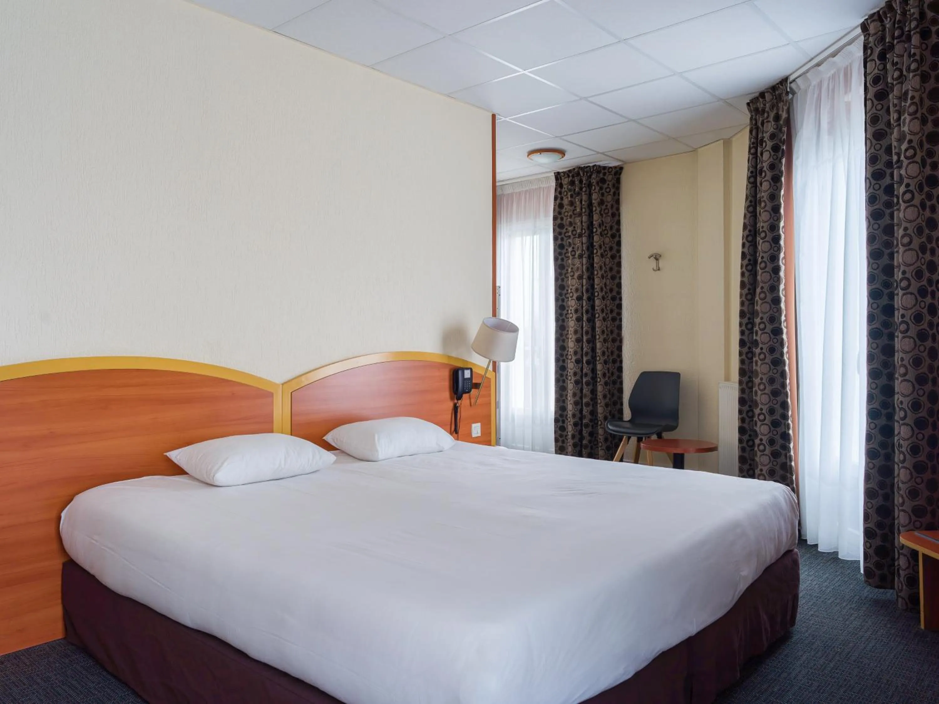 Photo of the whole room, Bed in Kyriad Hôtel Lamballe - Gare TGV - Centre ville