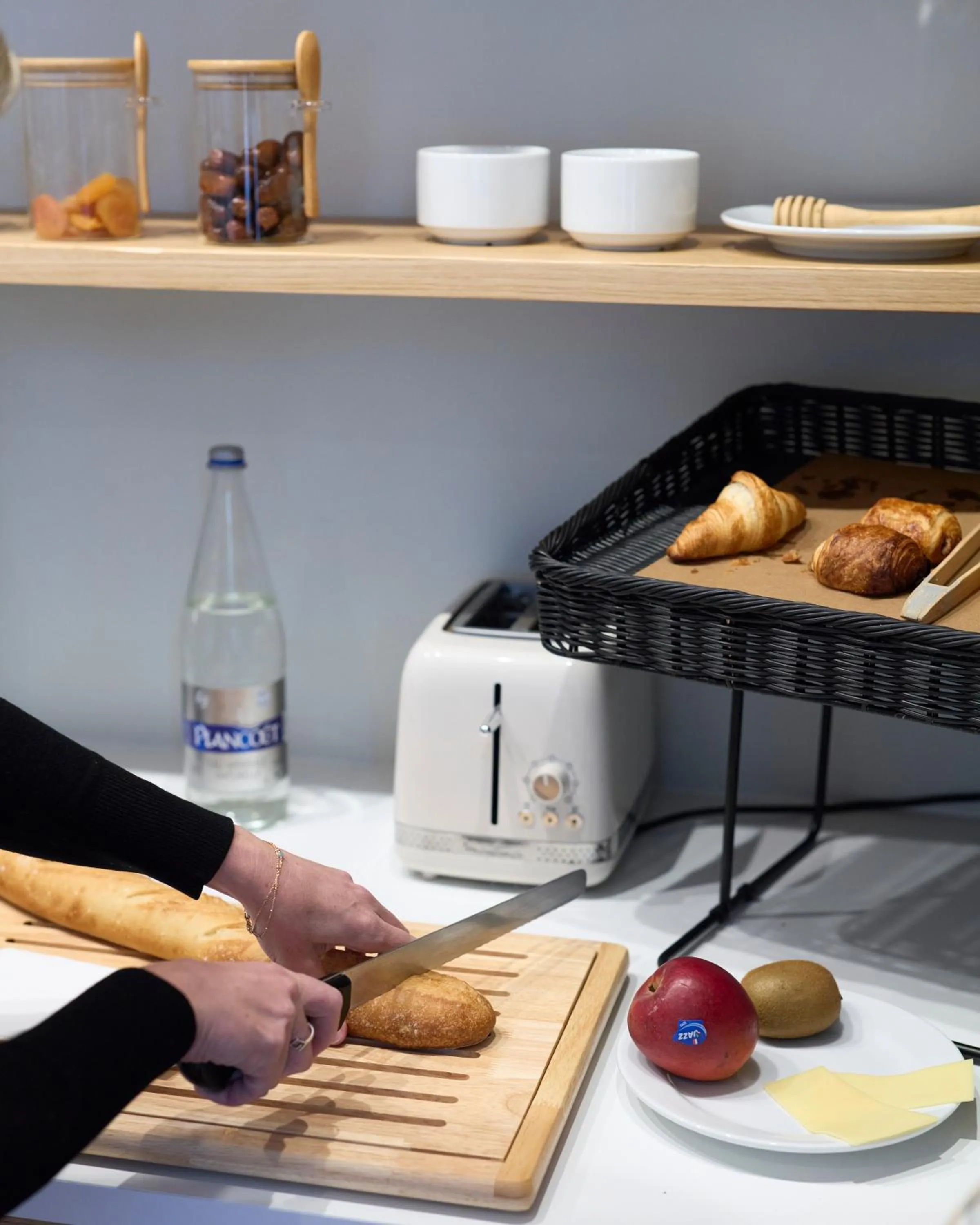 Breakfast in Kyriad Hôtel Lamballe - Gare TGV - Centre ville